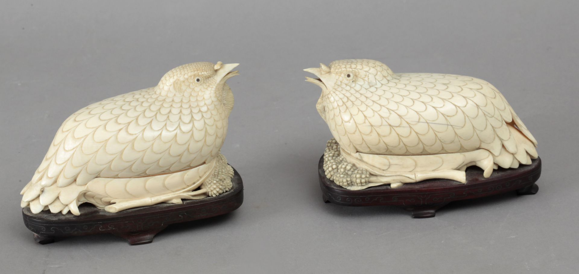 19th century Chinese school. A pair of carved ivory quail boxes and covers - Bild 2 aus 7