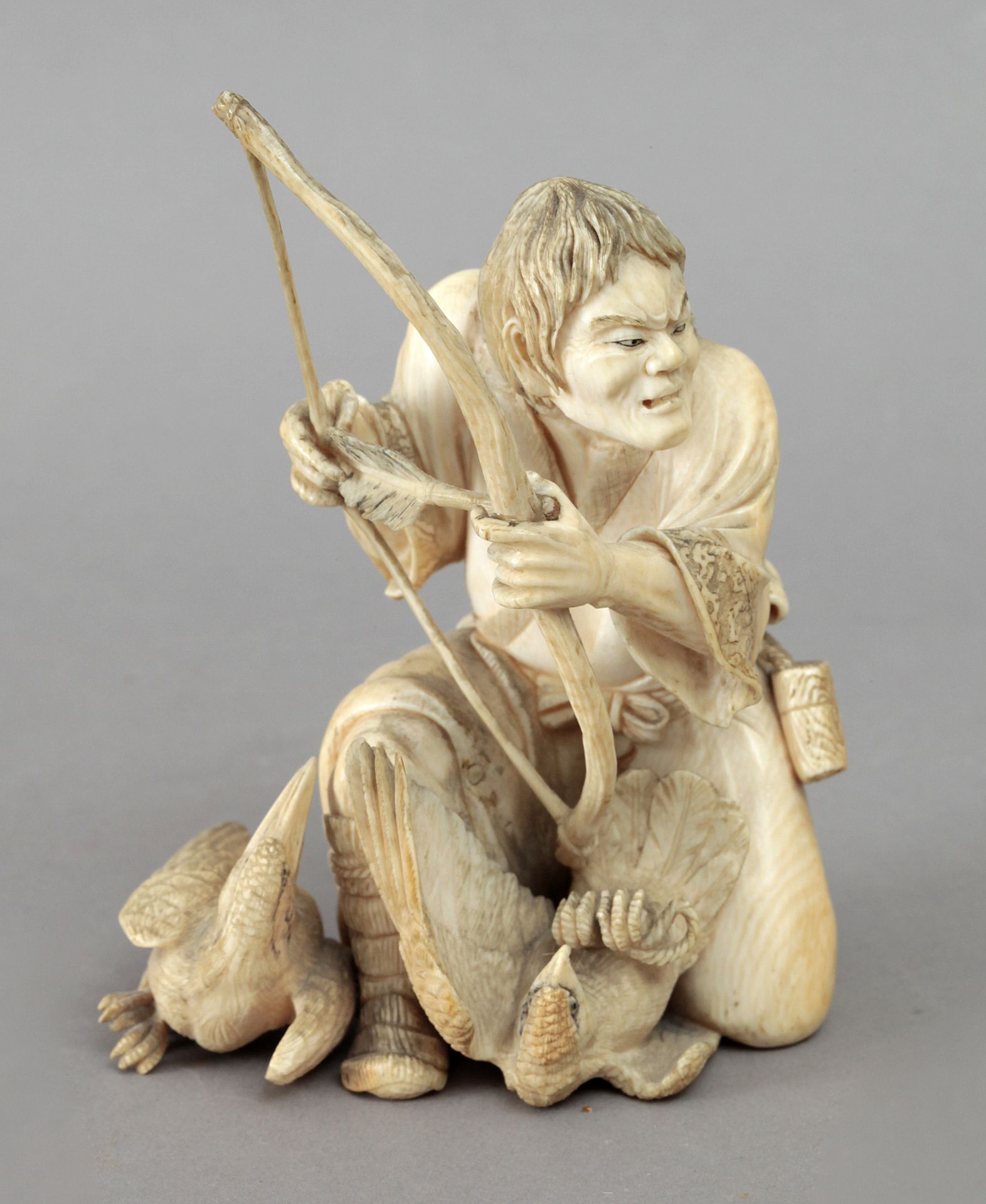 19th century Japanese school. A carved ivory okimono depicting a hunter with his arch - Bild 2 aus 5
