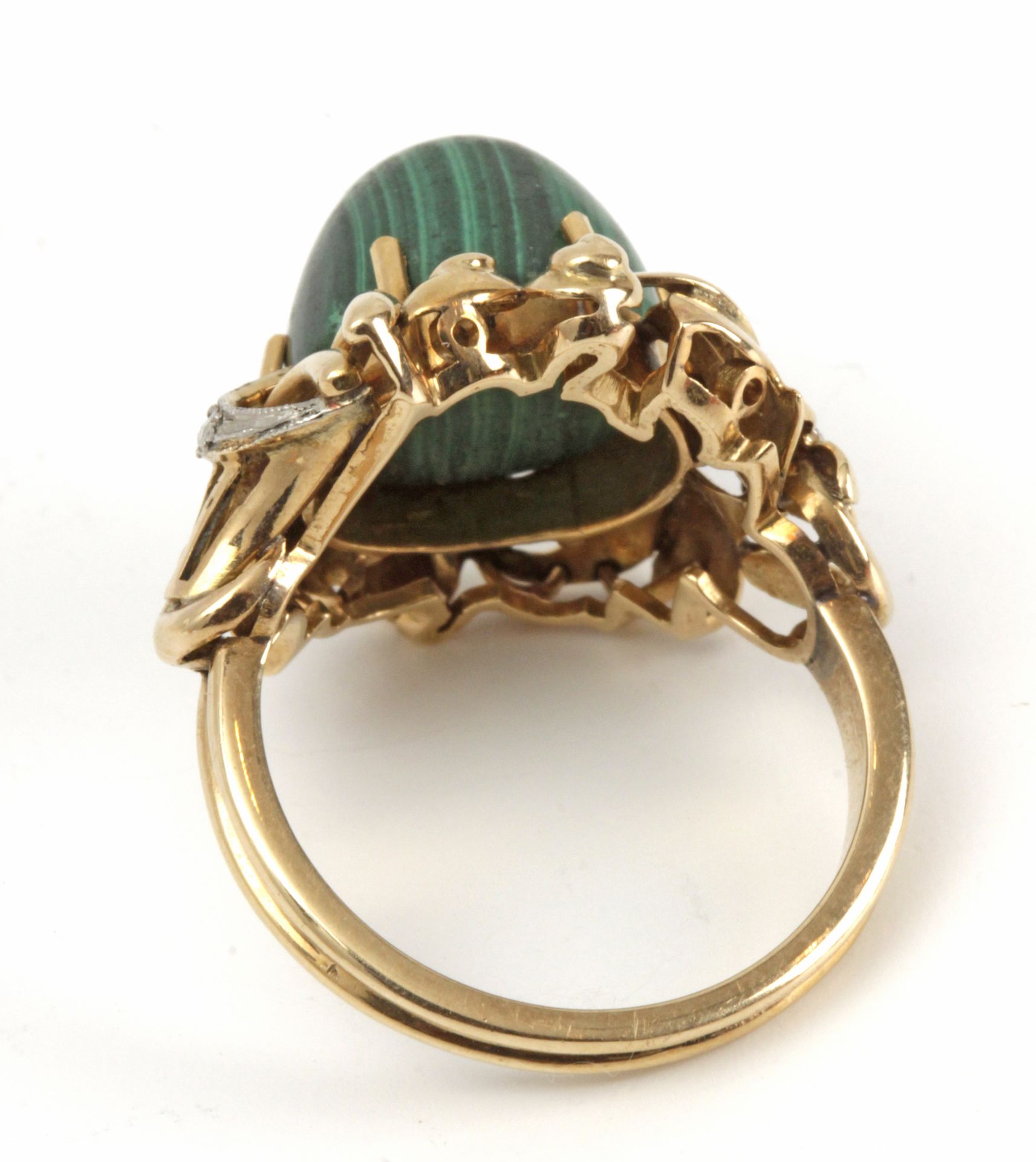 A ring circa 1950. Gold, rose cut diamonds and a malachite cabochon - Bild 3 aus 3