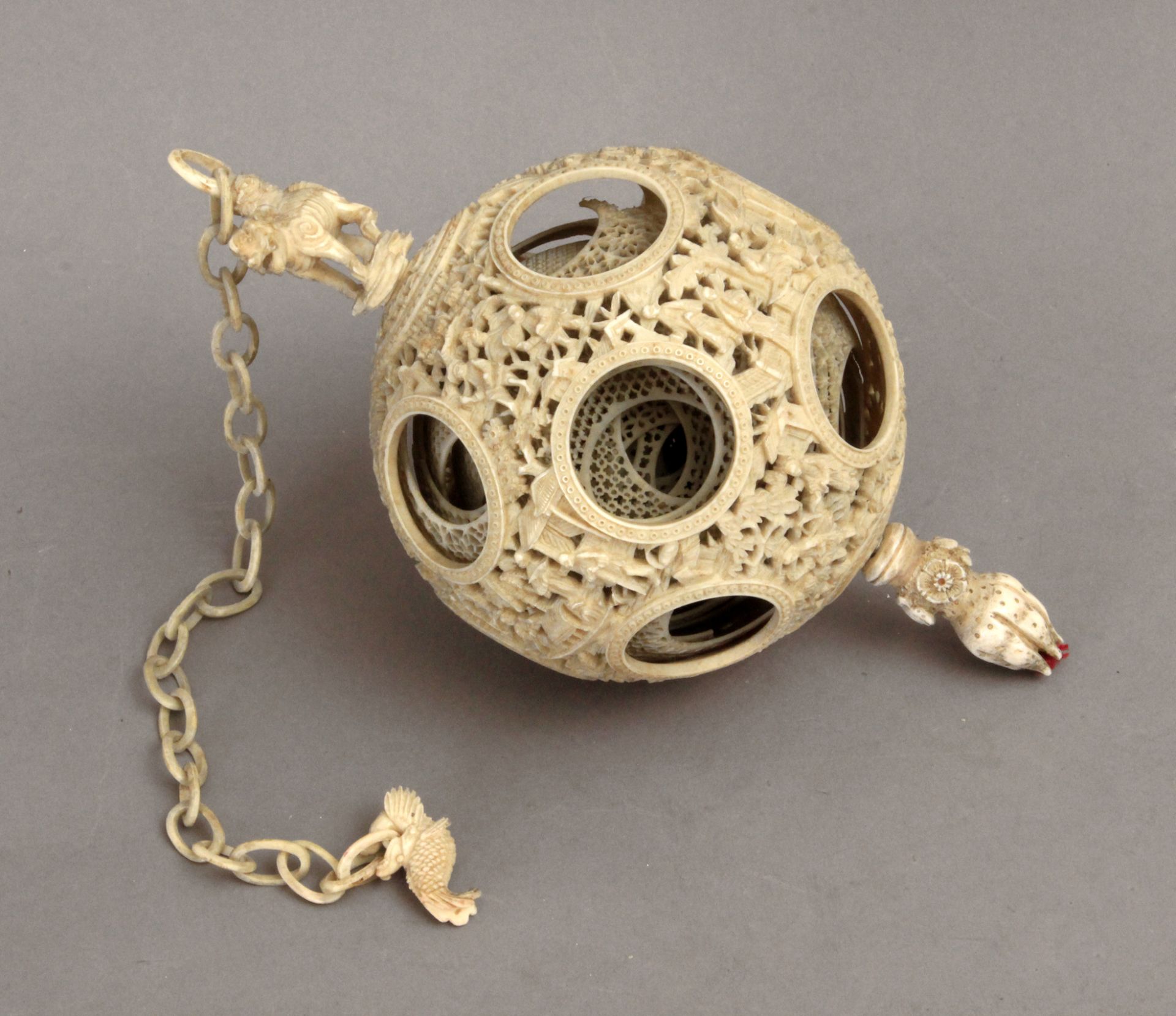 A 19th century carved ivory Canton devil's ball - Bild 2 aus 3