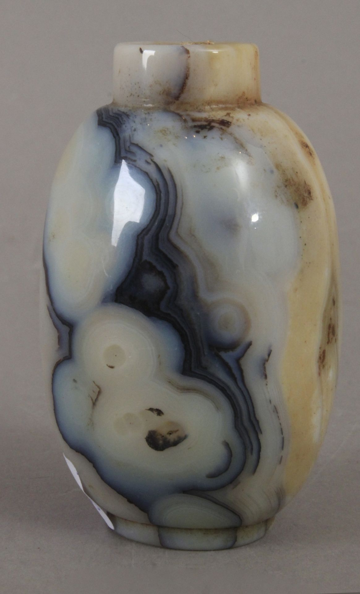 An early 20th century carved agate snuff bottle