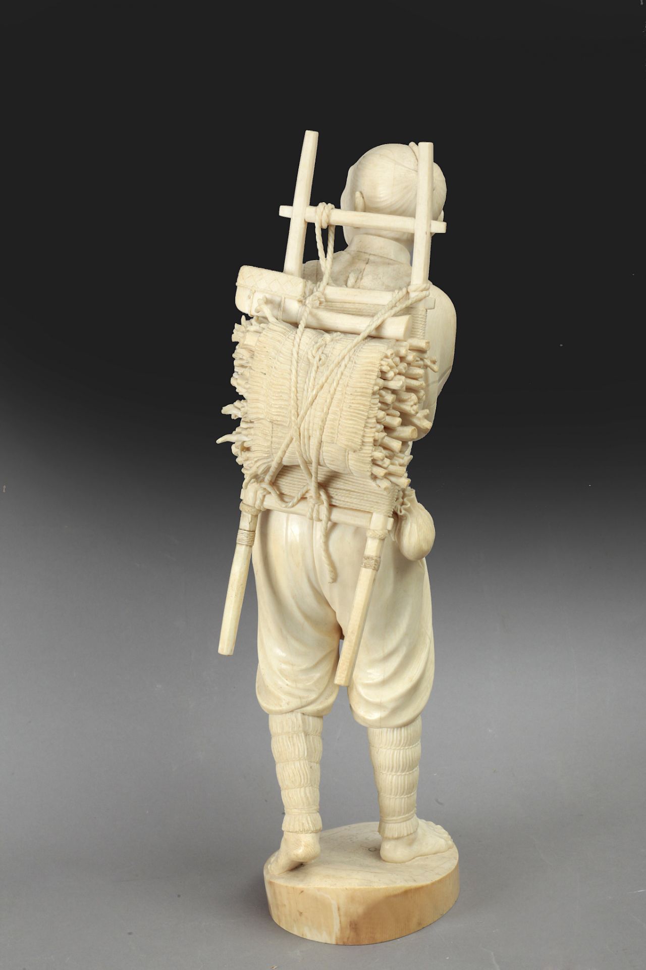 First third of 20th century Japanese school. A carved ivory okimono depicting a lumberjack - Image 2 of 4