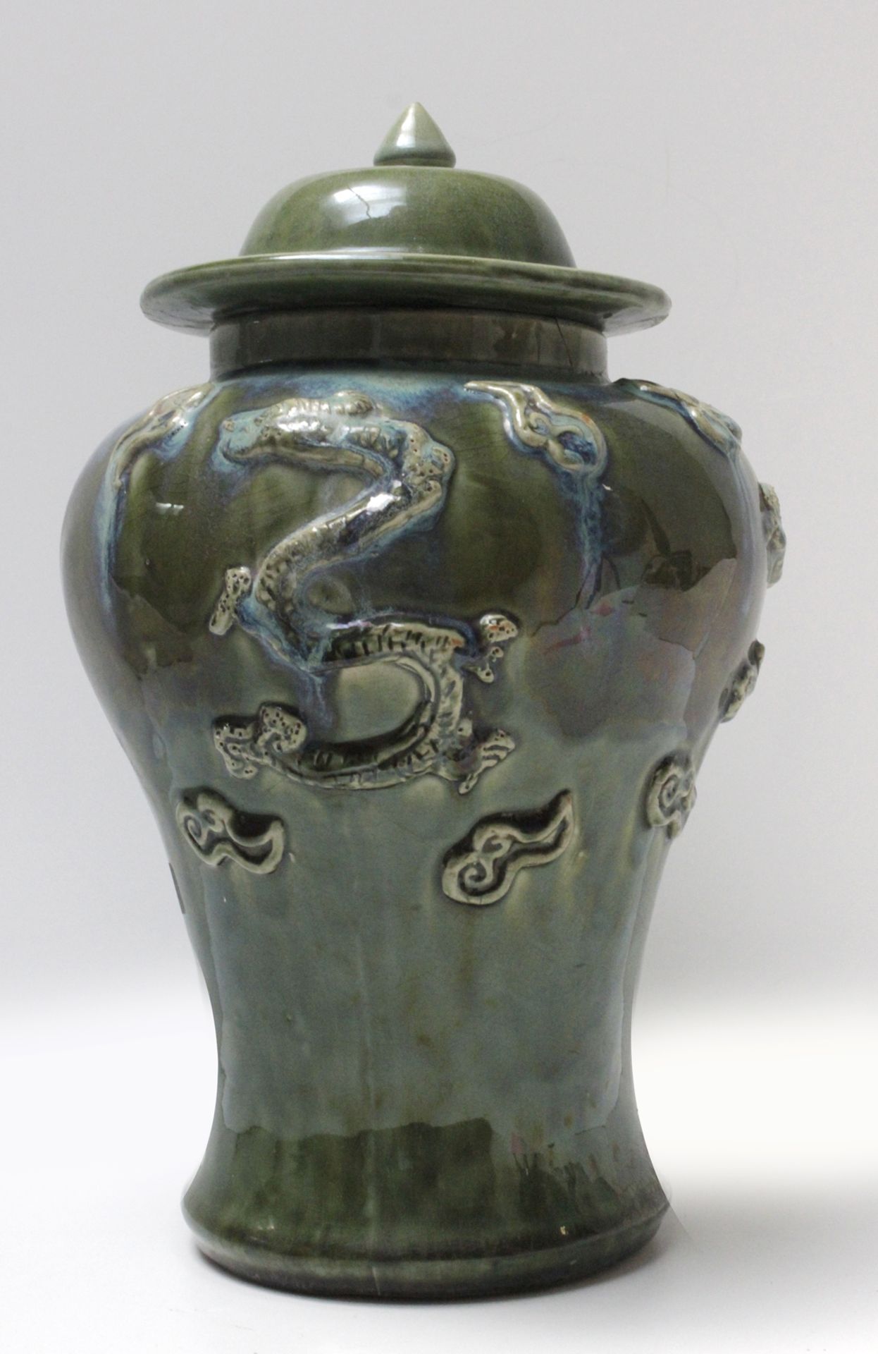 A 20th century Chinese porcelain vase with its cover - Bild 2 aus 7