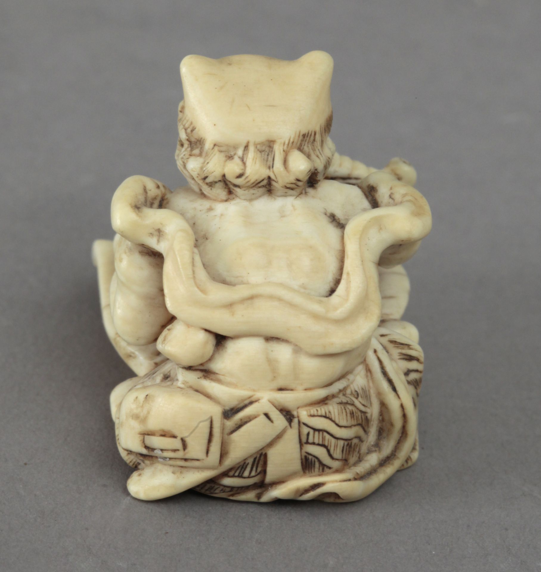 19th century Japanese school. A carved ivory netsuke depicting Oni - Image 5 of 6