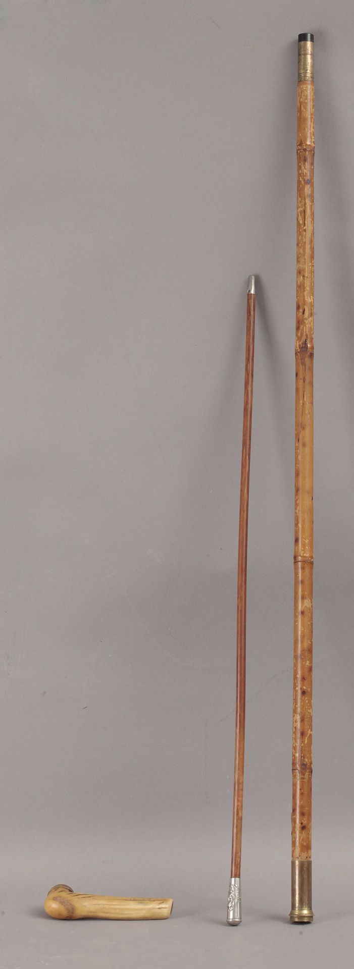 A 19th century bamboo and carved horn walking cane - Bild 5 aus 8