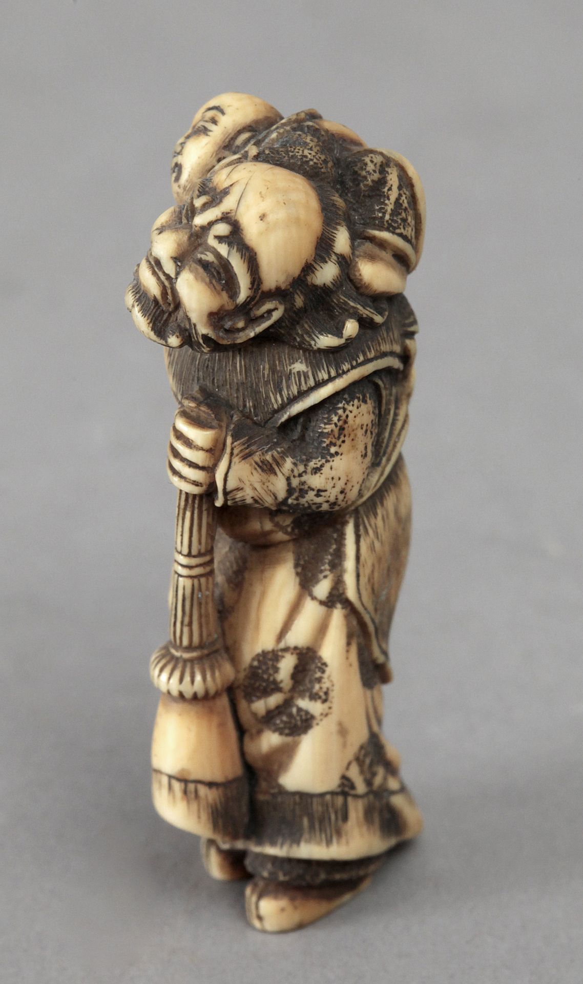 18th century Japanese school. A carved ivory okimono - Image 5 of 6