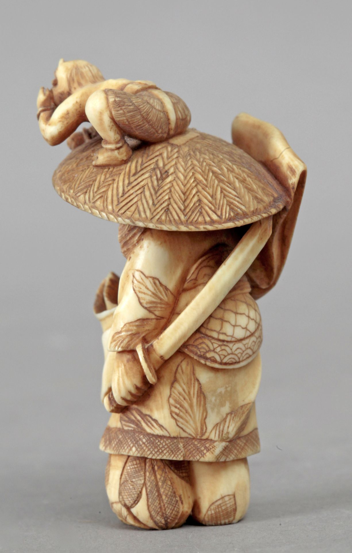 19th century Japanese school. A carved ivory netsuke depicting a Shoki carrying an Oni - Image 3 of 4