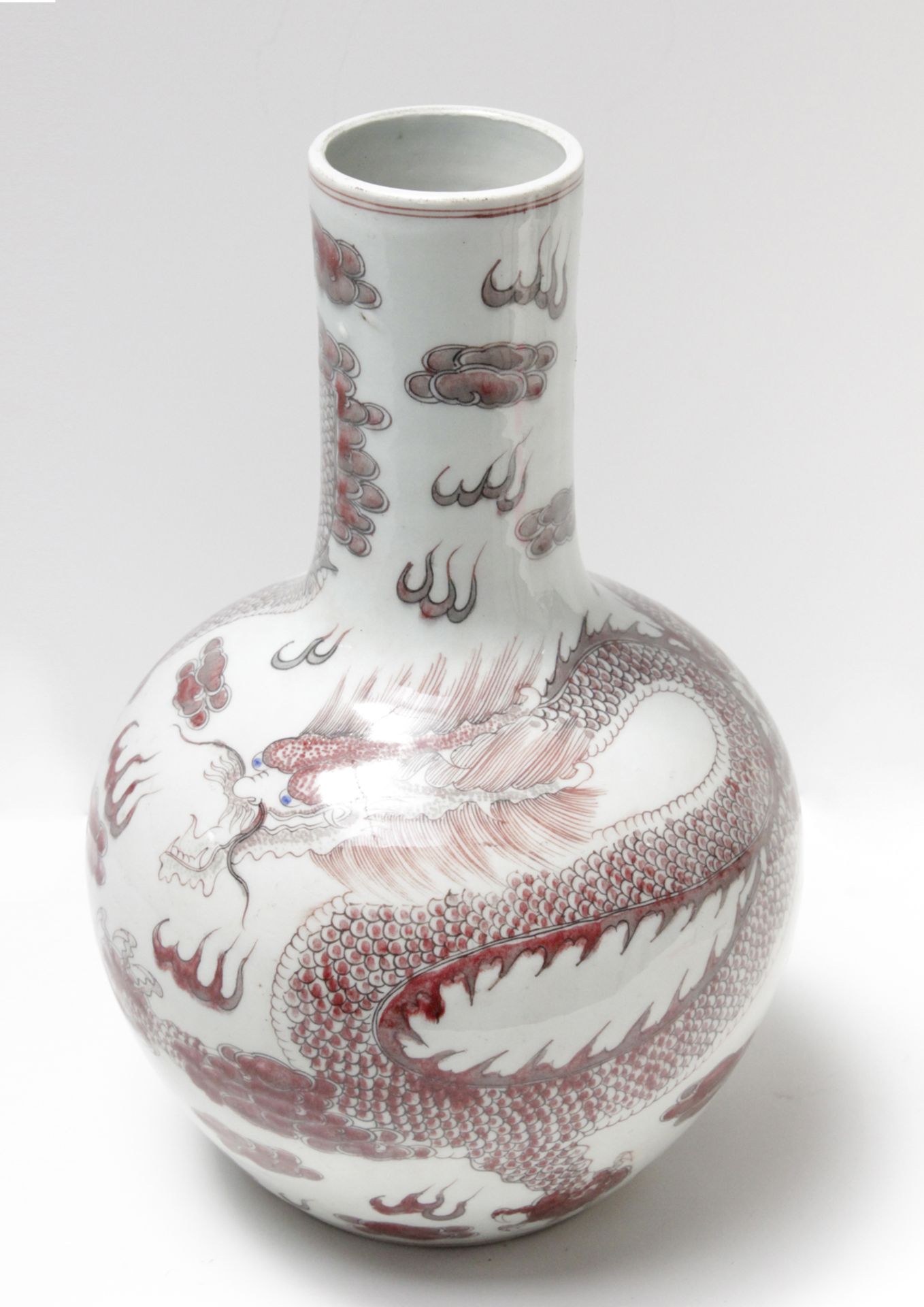 A 20th century Chinese Tianqiuping porcelain vase - Bild 7 aus 8