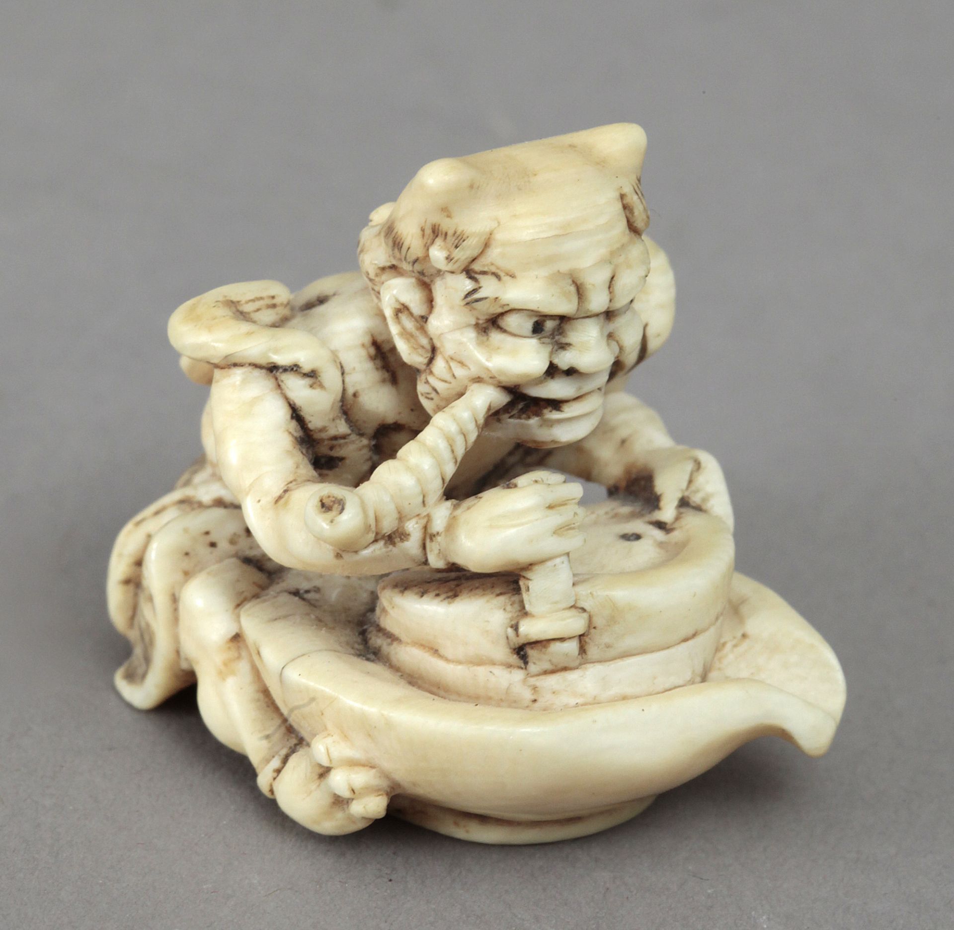 19th century Japanese school. A carved ivory netsuke depicting Oni - Image 3 of 6