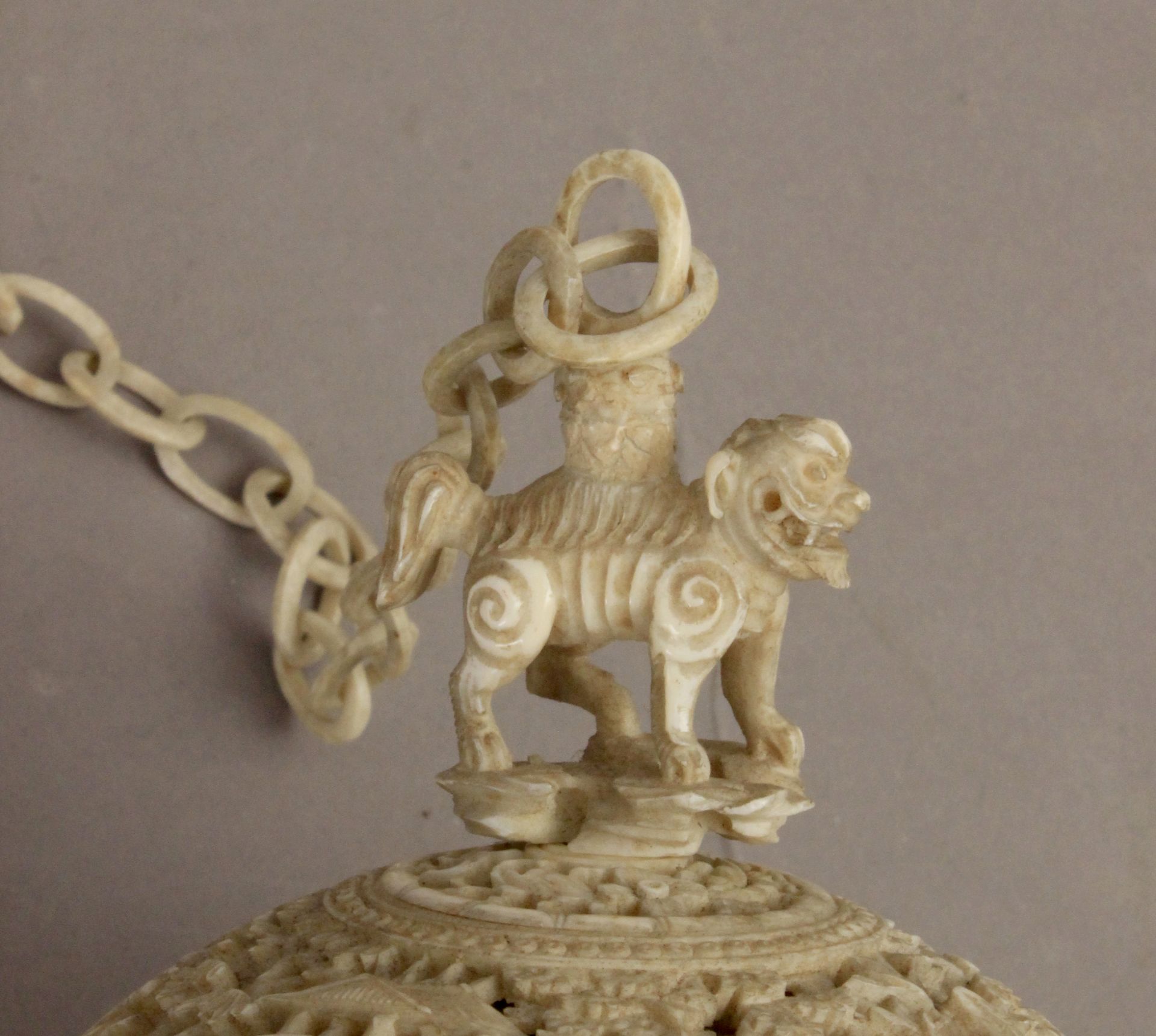 A 19th century carved ivory Canton devil's ball - Bild 3 aus 3
