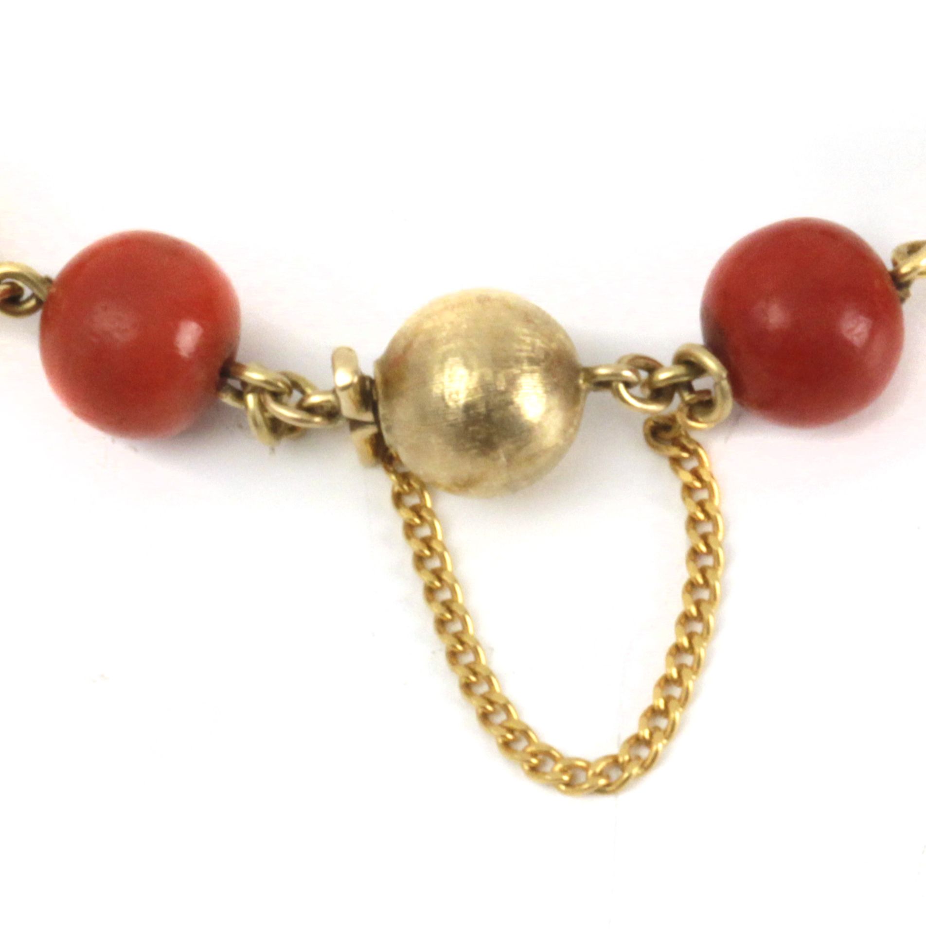 A 20th century 18k. yellow gold and coral beads bracelet - Bild 2 aus 2