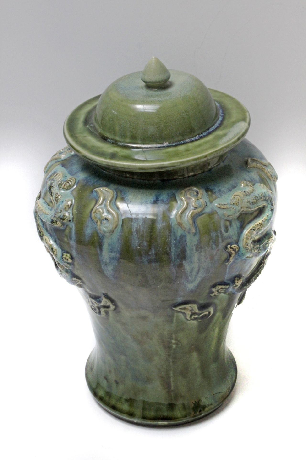 A 20th century Chinese porcelain vase with its cover - Bild 3 aus 7