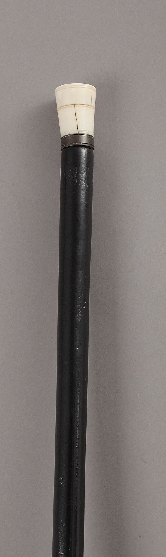 A 19th century ebony and ivory walking cane - Bild 5 aus 6