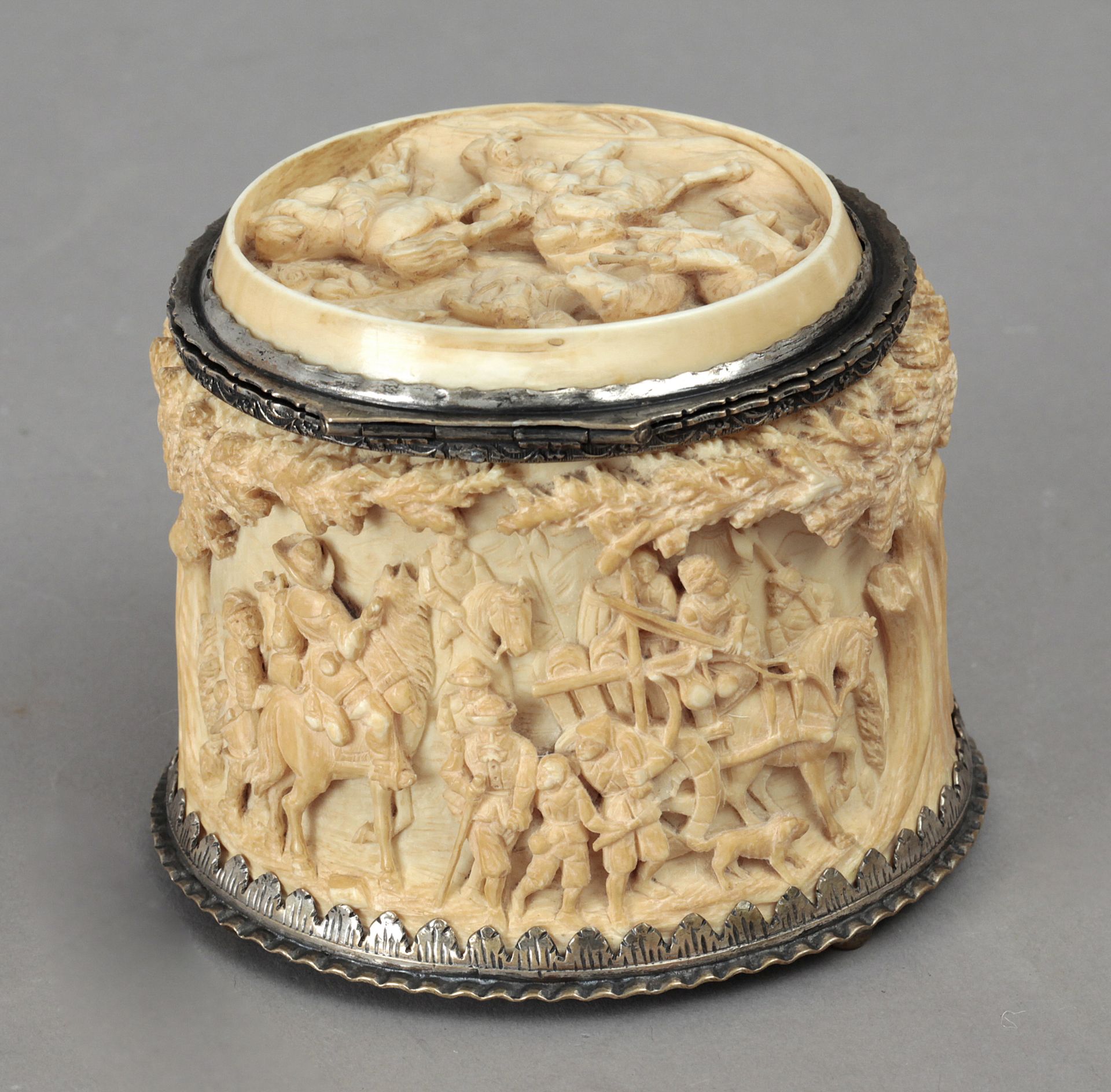 An 18th century carved ivory Dutch box - Bild 2 aus 7