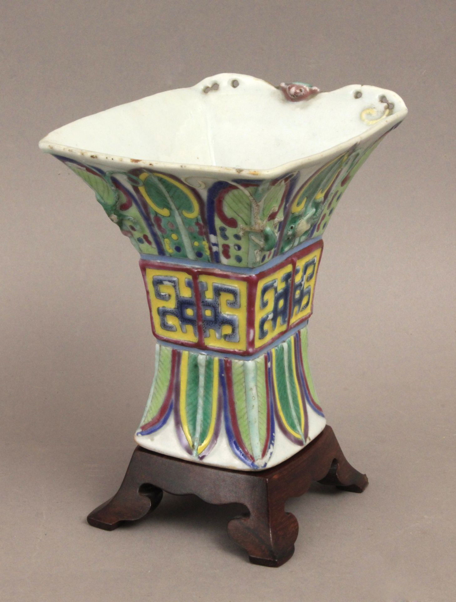 An 18th century Chinese libation cup from Qianlong period in polychromed porcelain - Bild 2 aus 4