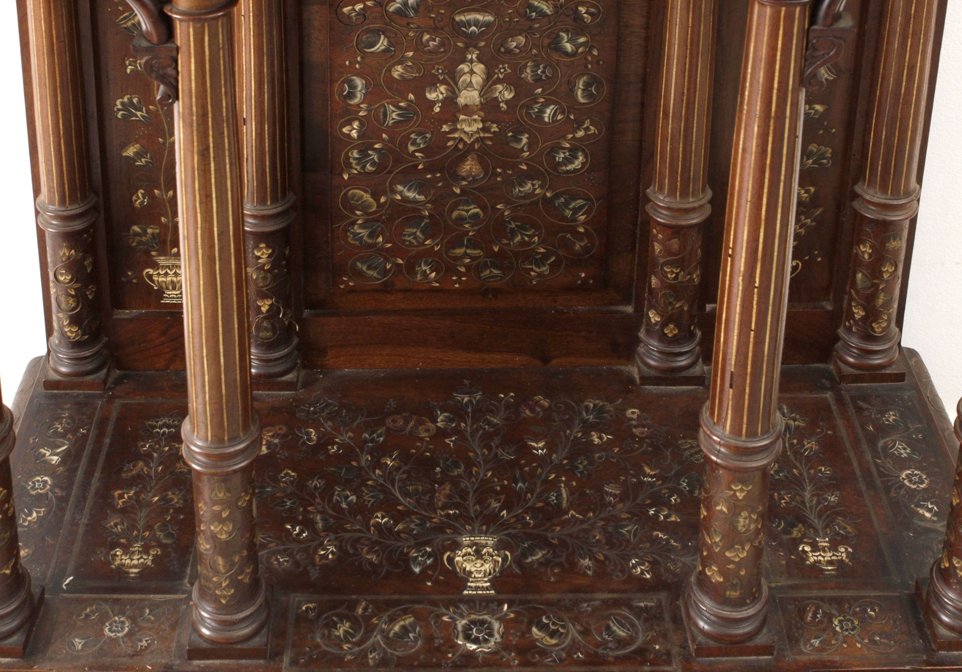 A 17th century Italian bargueño type cabinet in walnut - Bild 4 aus 6