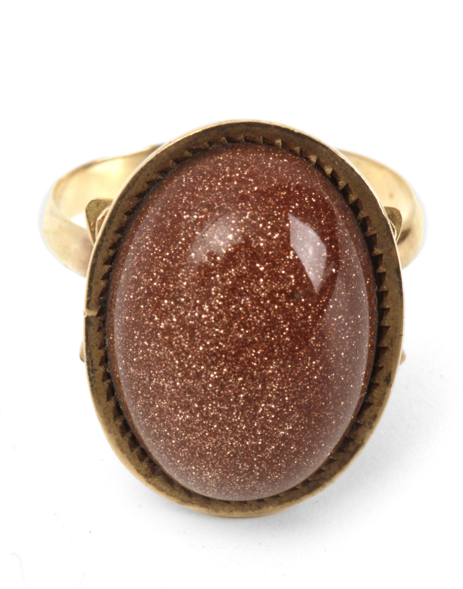 A mid 20th century ring with an 18k. yellow gold setting and an aventurine glass cabochon - Bild 2 aus 2