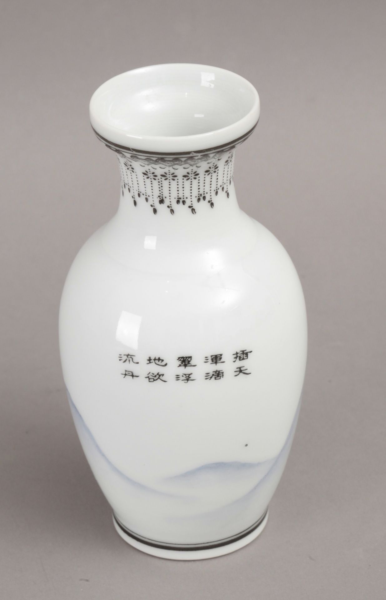 First third of 20th century Chinese porcelain vase from the Republic period - Bild 2 aus 4