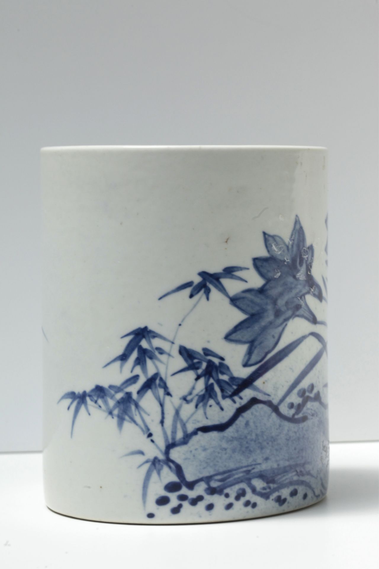 A 20th century Chinese vase in blue and white porcelain - Bild 3 aus 6