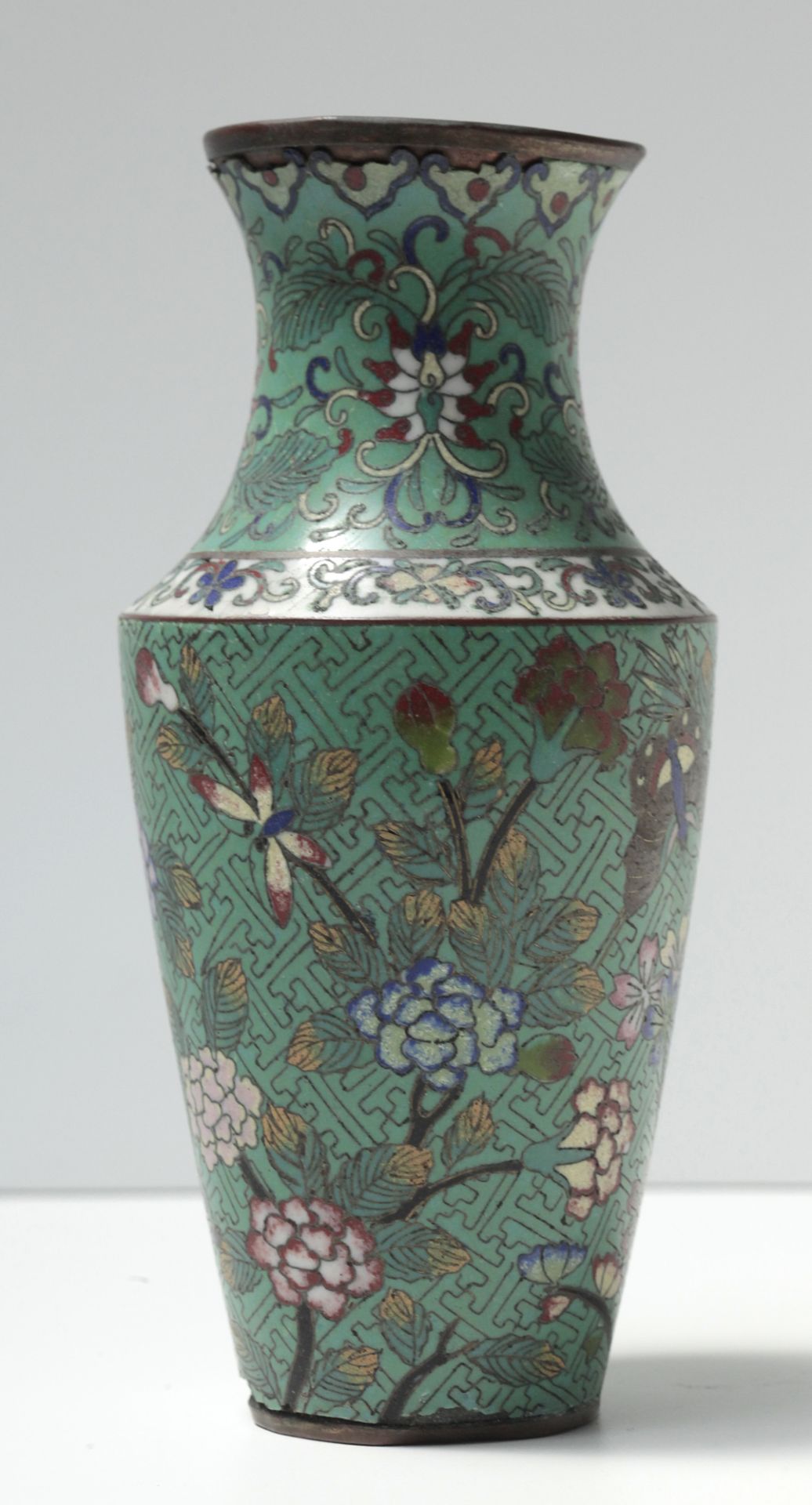 A pair of 19th century Chinese vases in copper and cloisonné enamel - Bild 9 aus 9