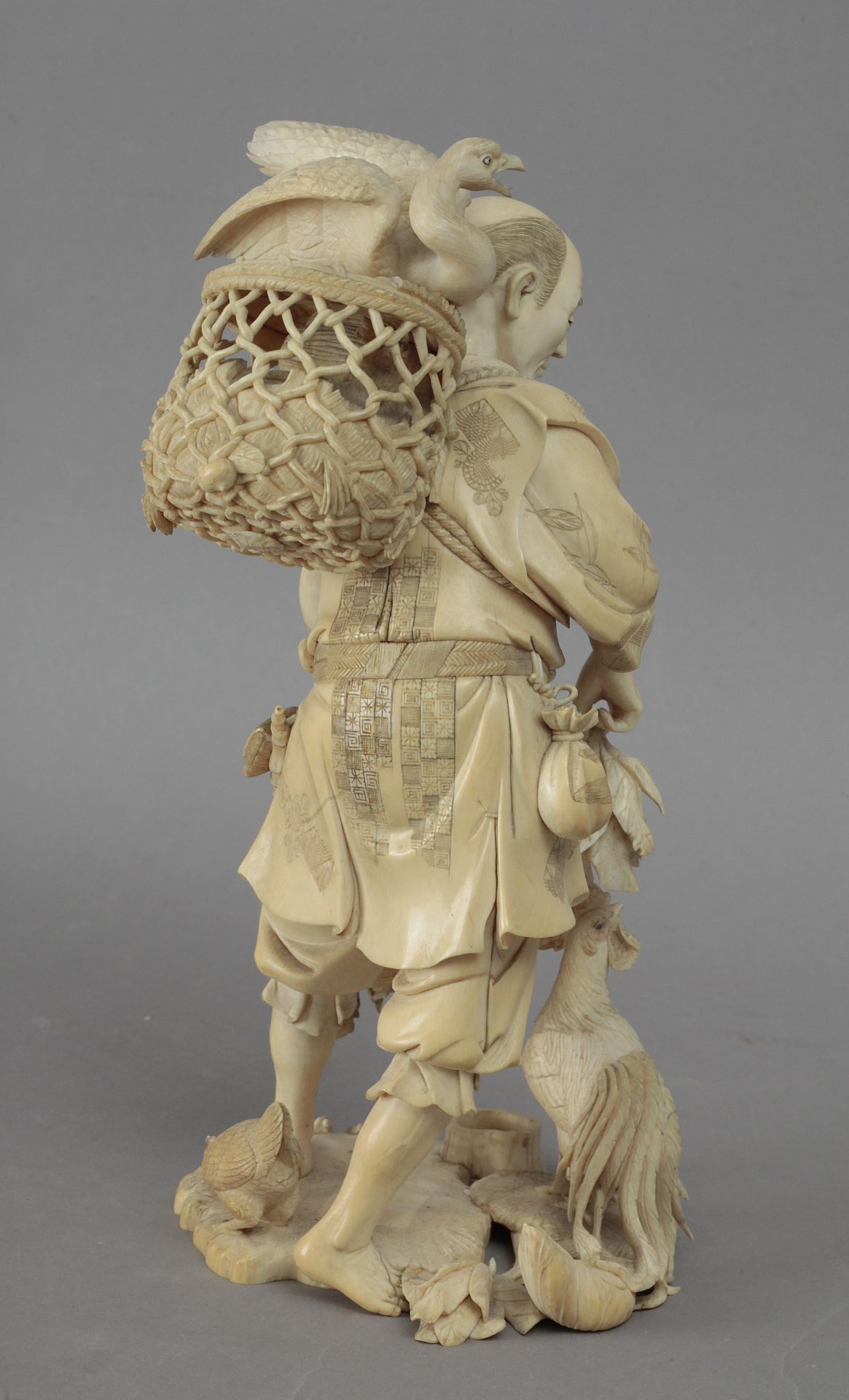 Late 19th century Japanese school. A carved ivory okimono depicting a farmer feeding birds. Signed - Bild 5 aus 8