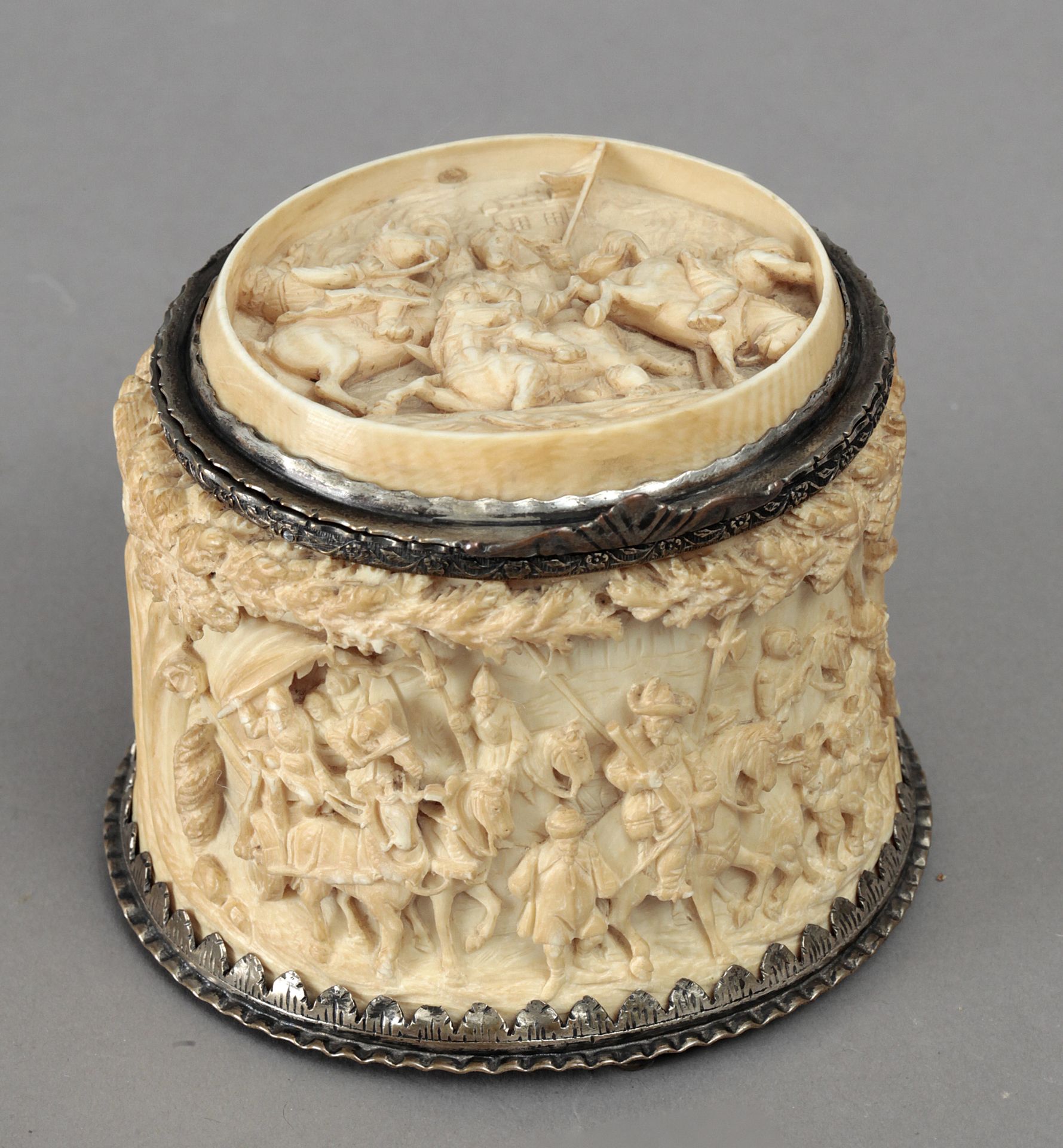 An 18th century carved ivory Dutch box - Bild 3 aus 7