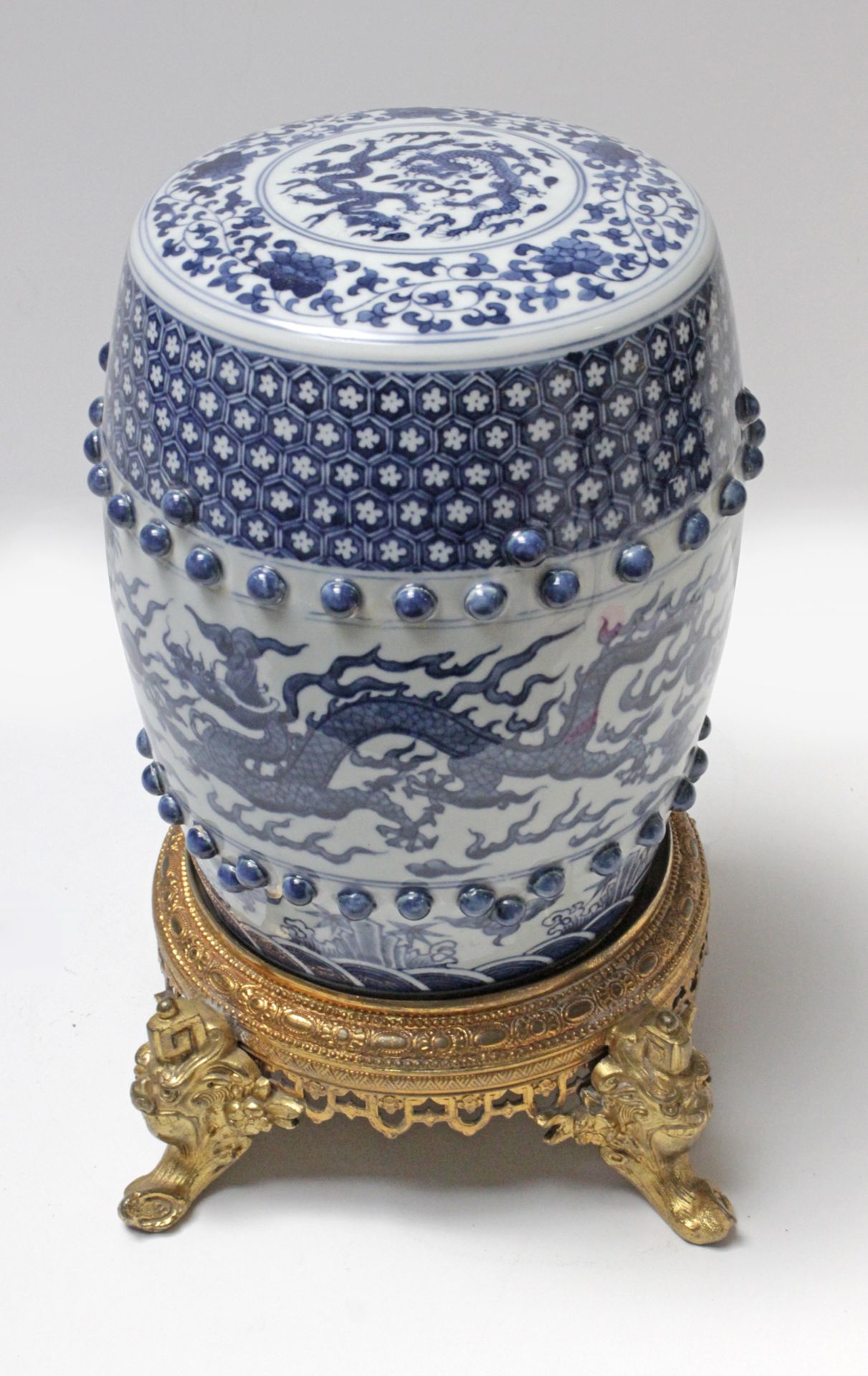 A 20th century Chinese wrist rest in blue and white porcelain with a gilt bronze garniture - Bild 3 aus 5