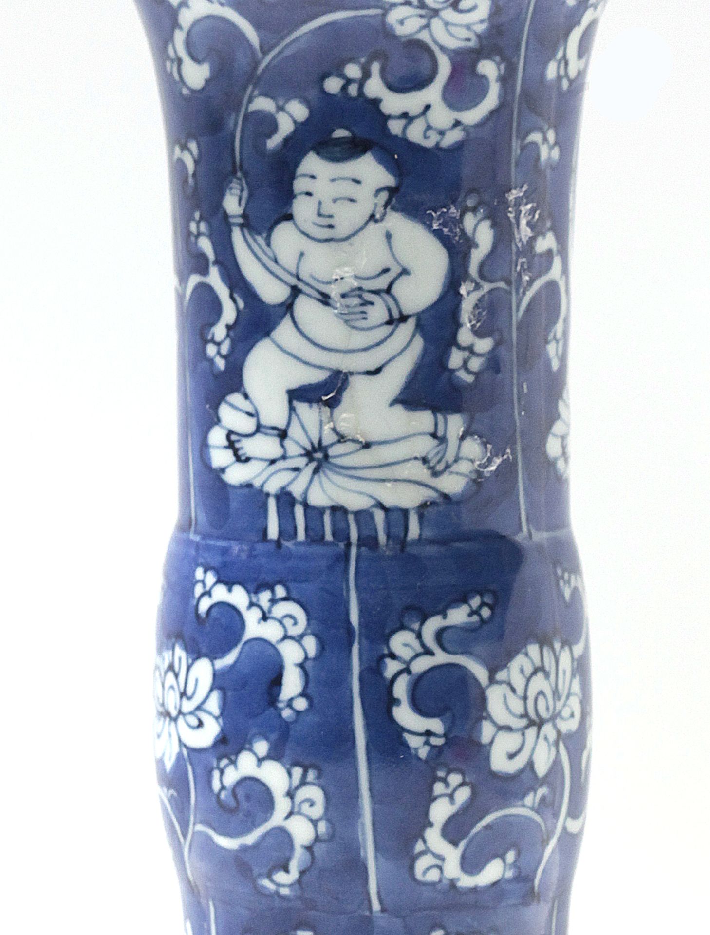 A 19th century Chinese Gu porcelain vase - Bild 5 aus 6
