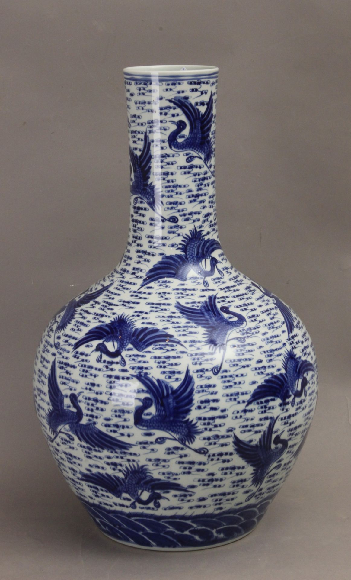 A 20th century Chinese Tianqiuping porcelain vase - Bild 2 aus 6