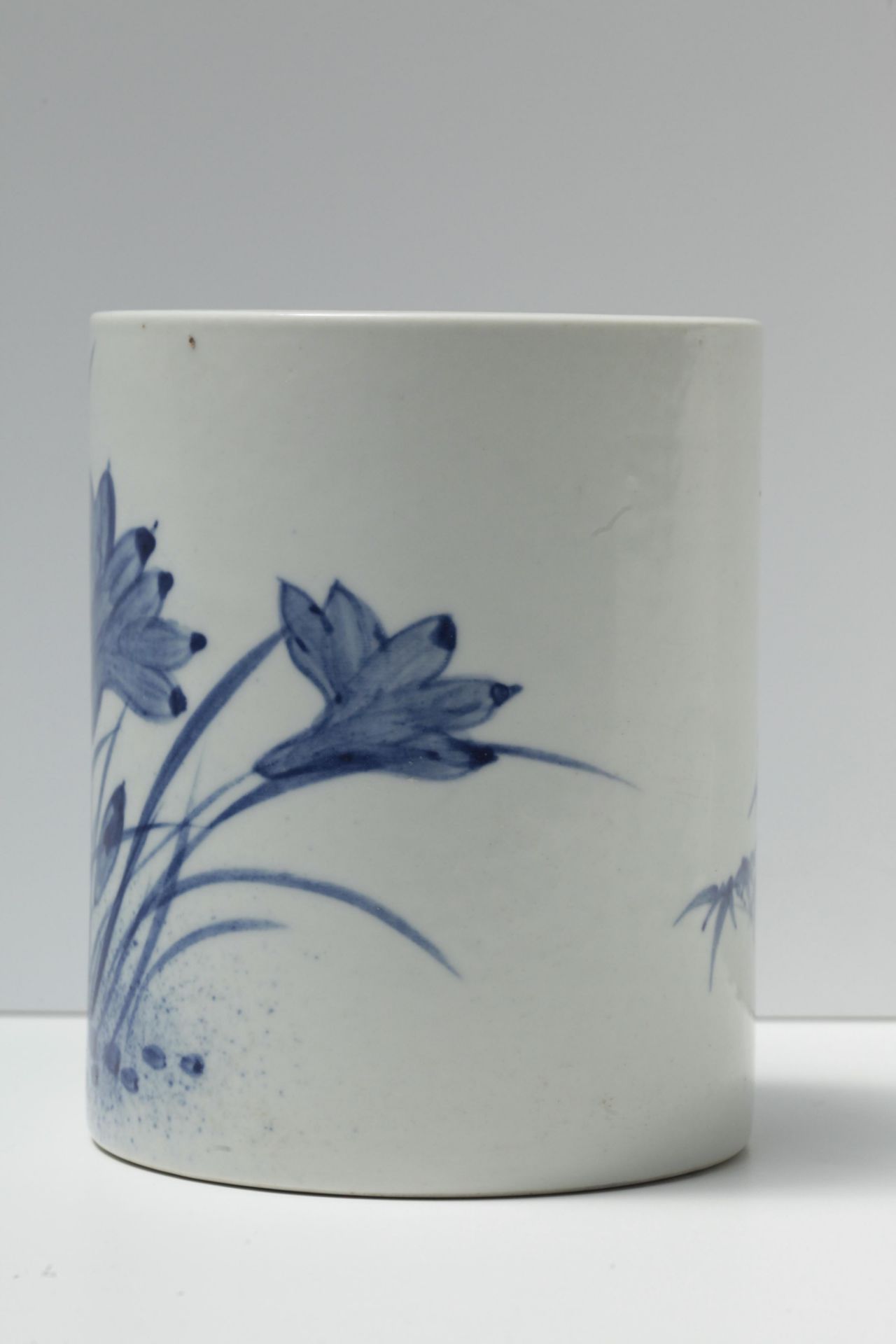 A 20th century Chinese vase in blue and white porcelain - Bild 5 aus 6