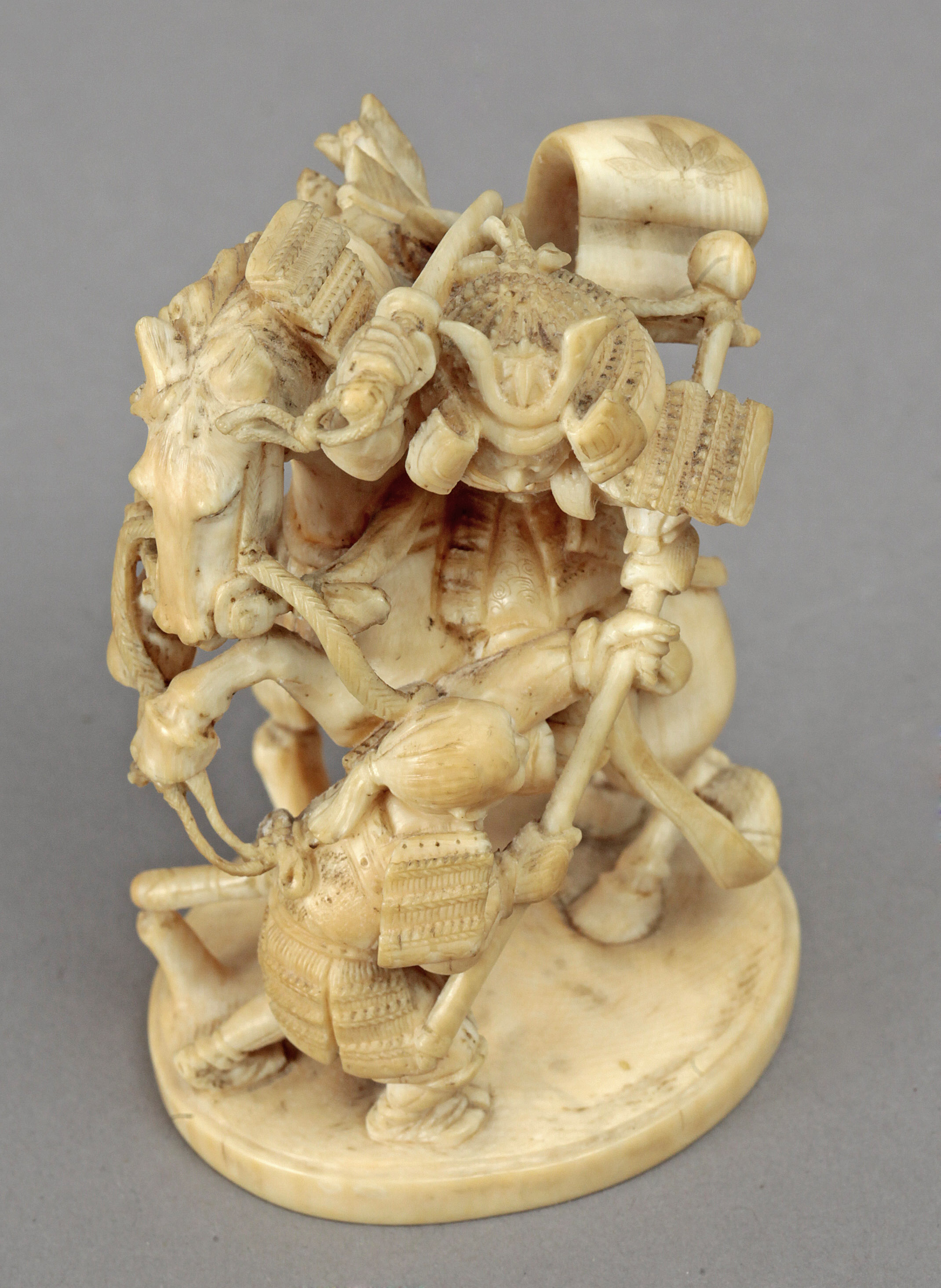 18th century Japanese school. A carved ivory okimono depicting a Samurai. Signed - Image 3 of 8