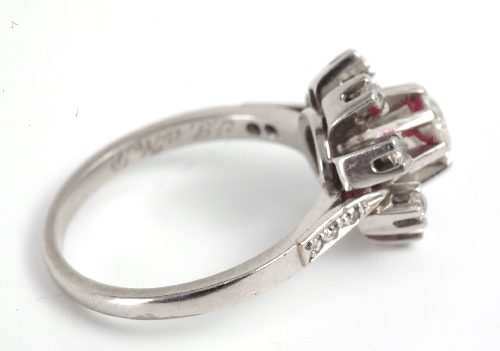 A diamond cluster ring circa 1939 with a platinum setting - Bild 3 aus 3