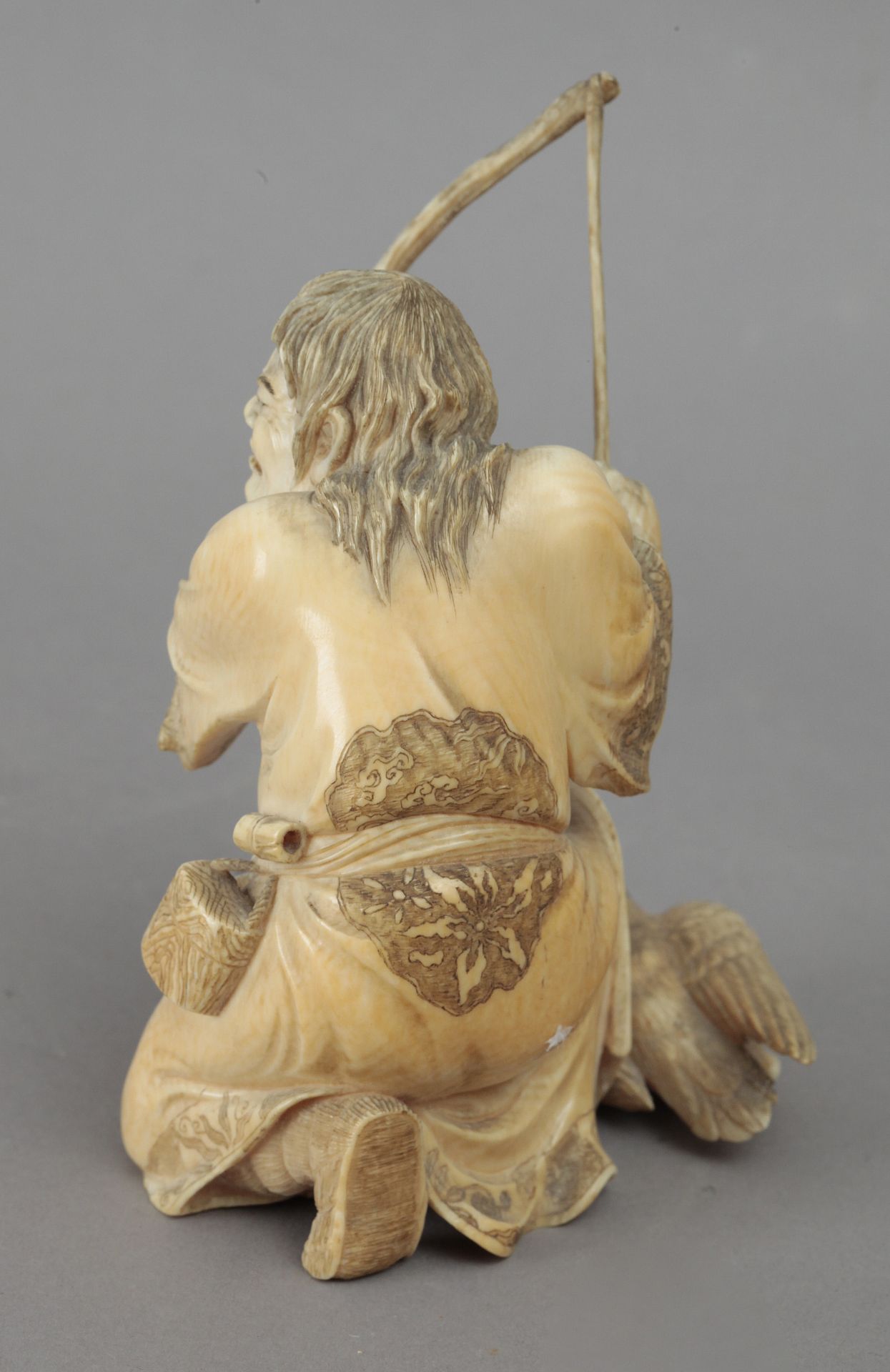 19th century Japanese school. A carved ivory okimono depicting a hunter with his arch - Bild 4 aus 5