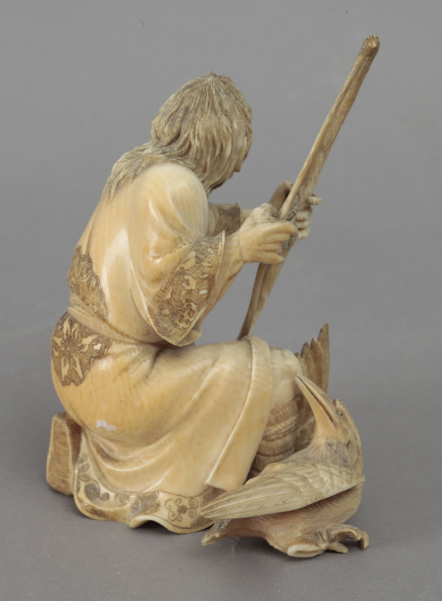 19th century Japanese school. A carved ivory okimono depicting a hunter with his arch - Bild 3 aus 5