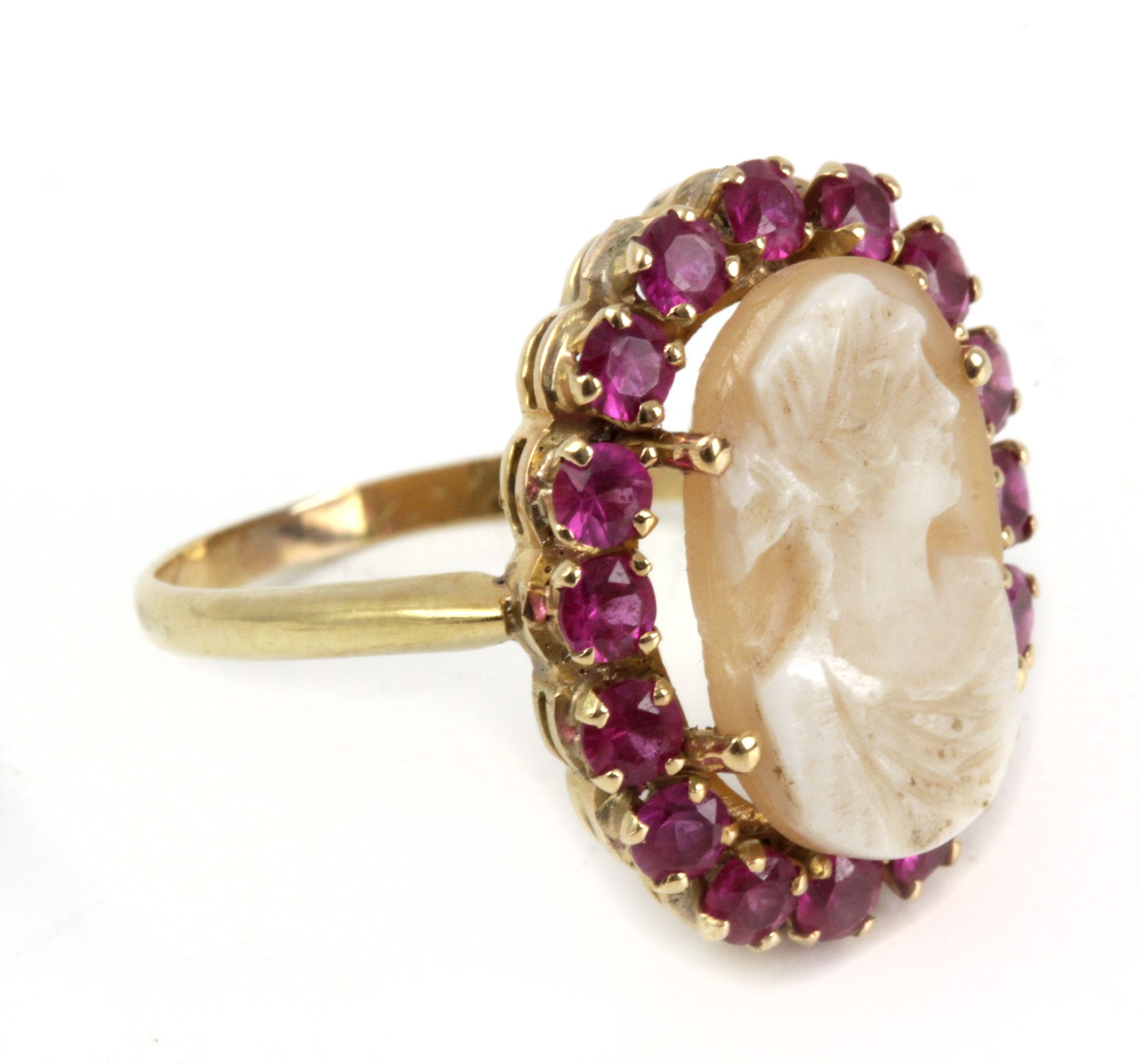 A mid 20th century ring with an 18k. yellow gold setting and a cameo - Bild 3 aus 3