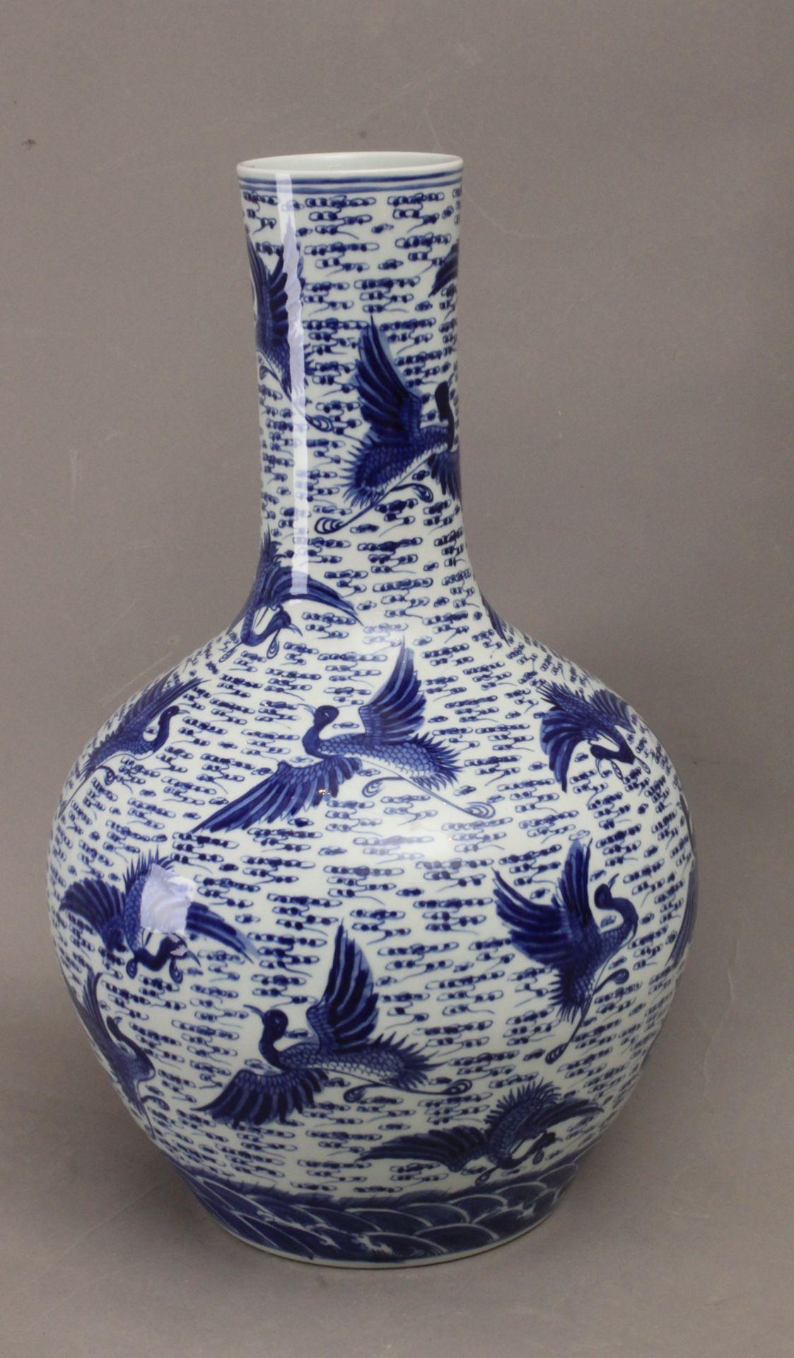 A 20th century Chinese Tianqiuping porcelain vase - Bild 3 aus 6