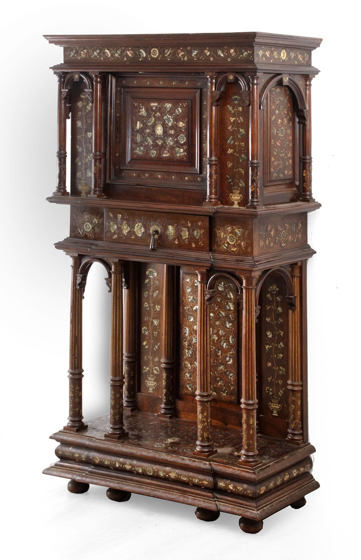 A 17th century Italian bargueño type cabinet in walnut - Bild 2 aus 6