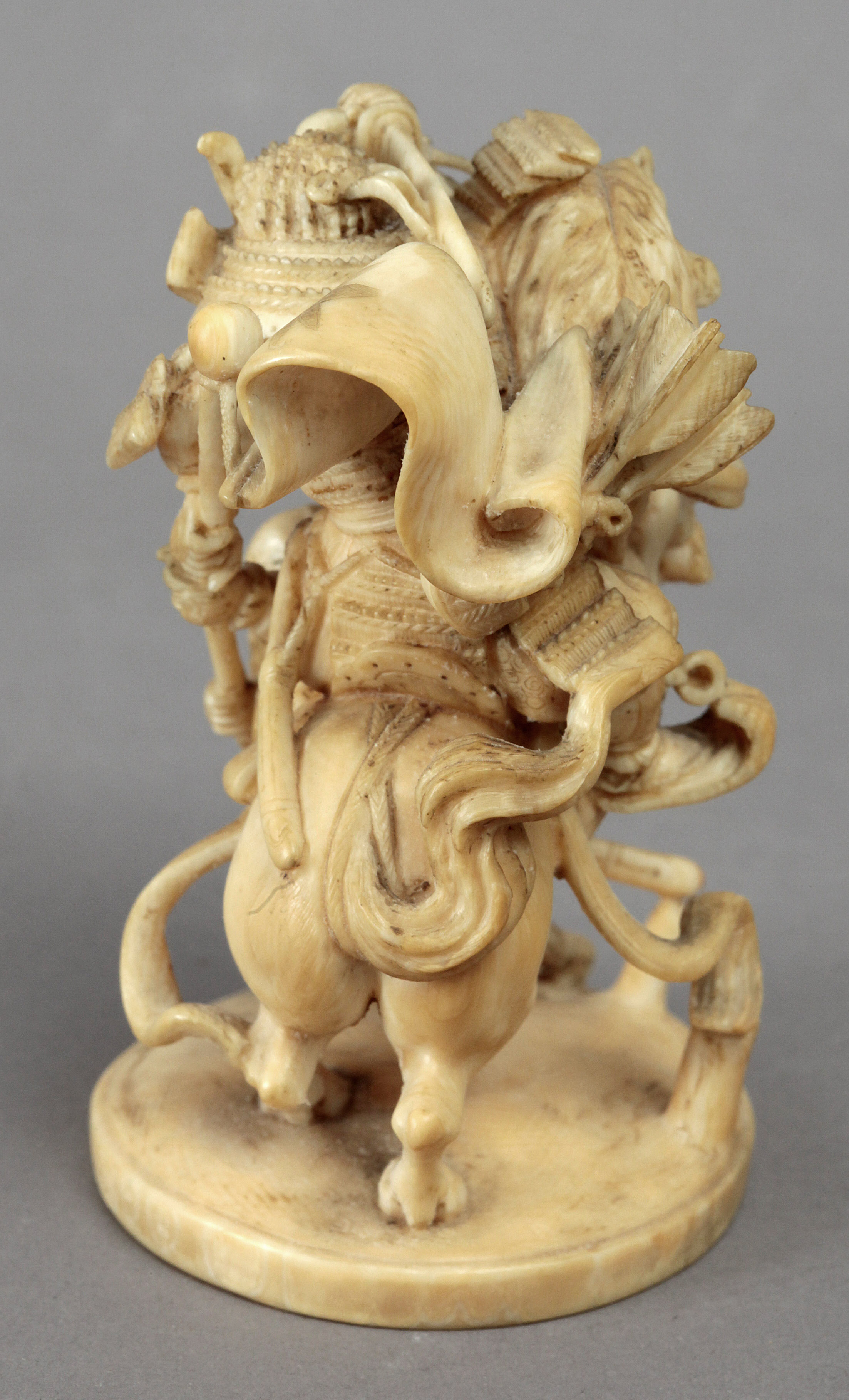 18th century Japanese school. A carved ivory okimono depicting a Samurai. Signed - Image 5 of 8