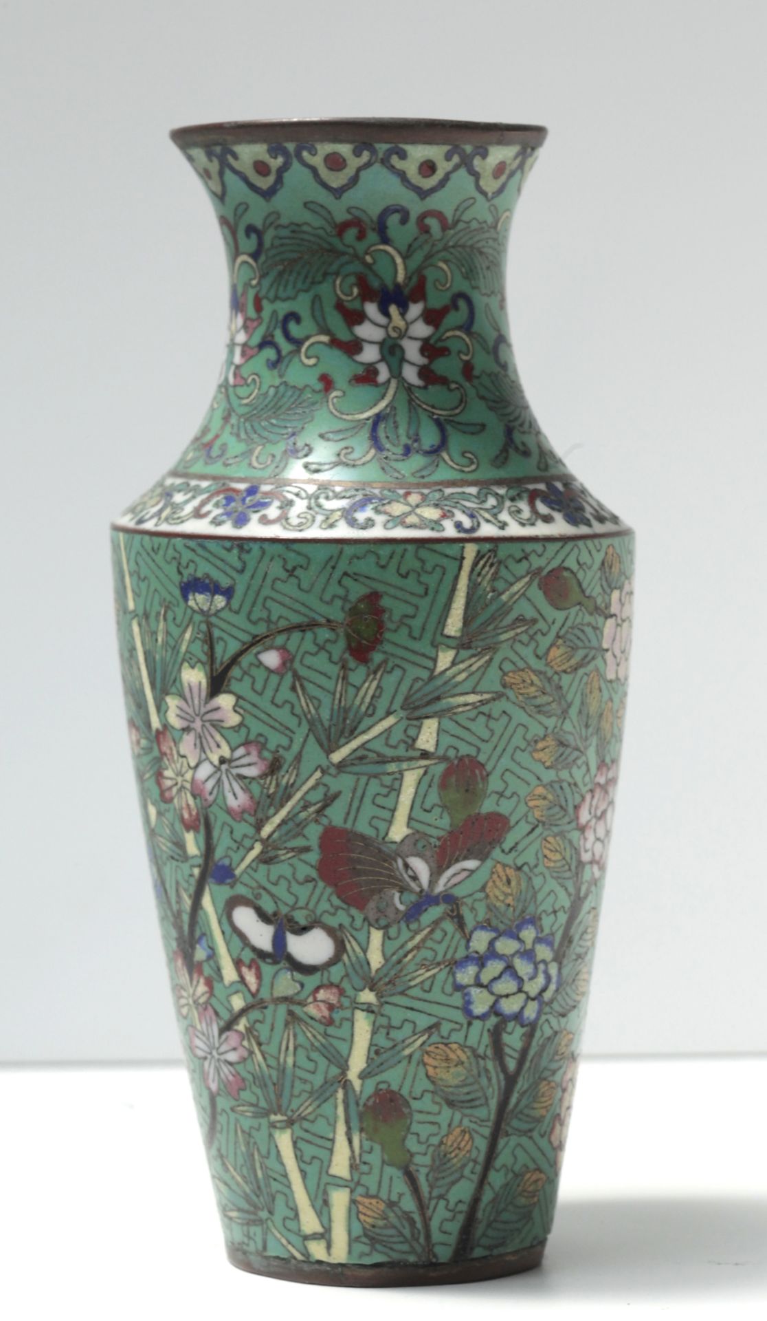 A pair of 19th century Chinese vases in copper and cloisonné enamel - Bild 3 aus 9