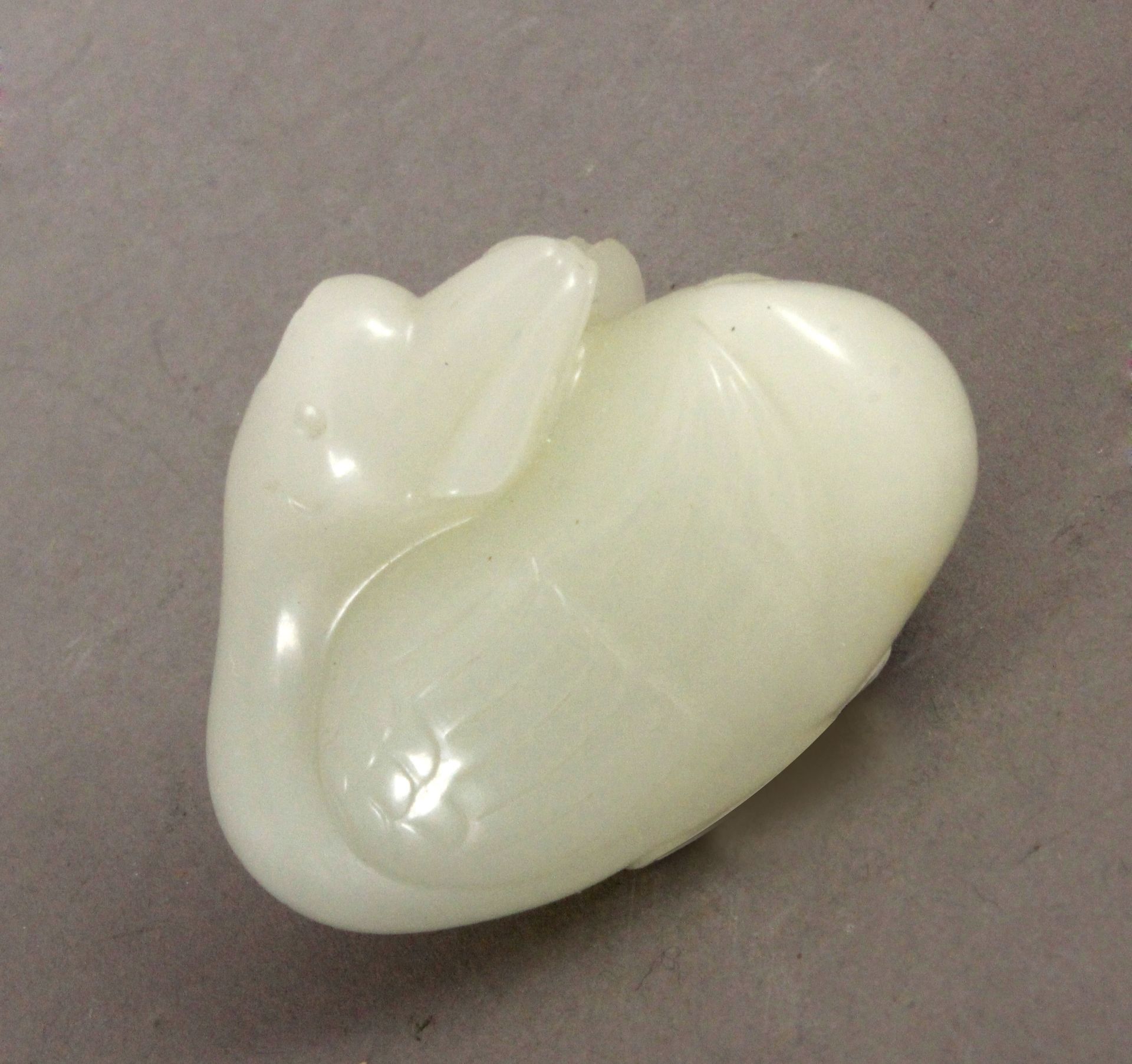 An 18th century Chinese pendant in carved jade - Bild 2 aus 2