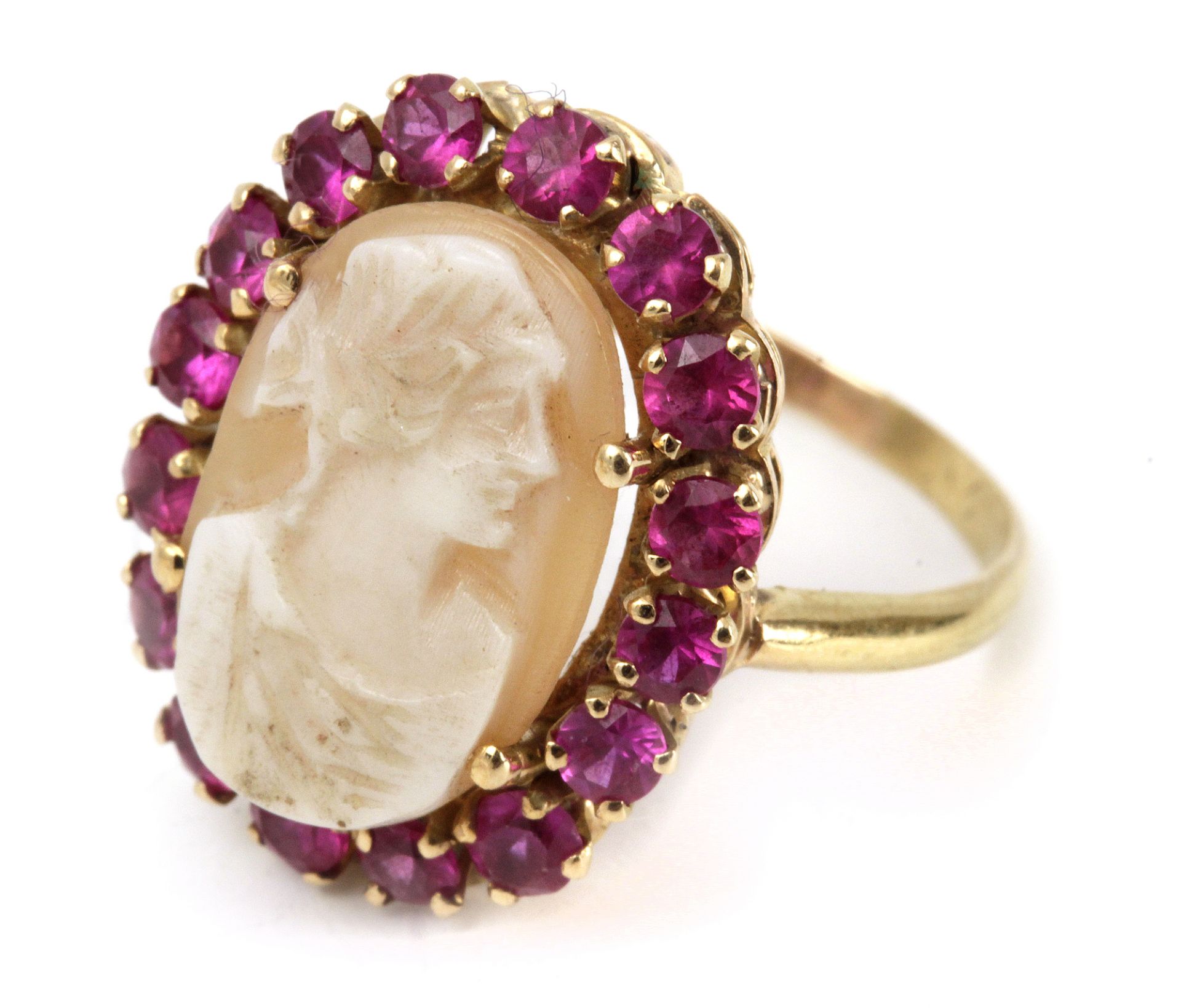 A mid 20th century ring with an 18k. yellow gold setting and a cameo - Bild 2 aus 3