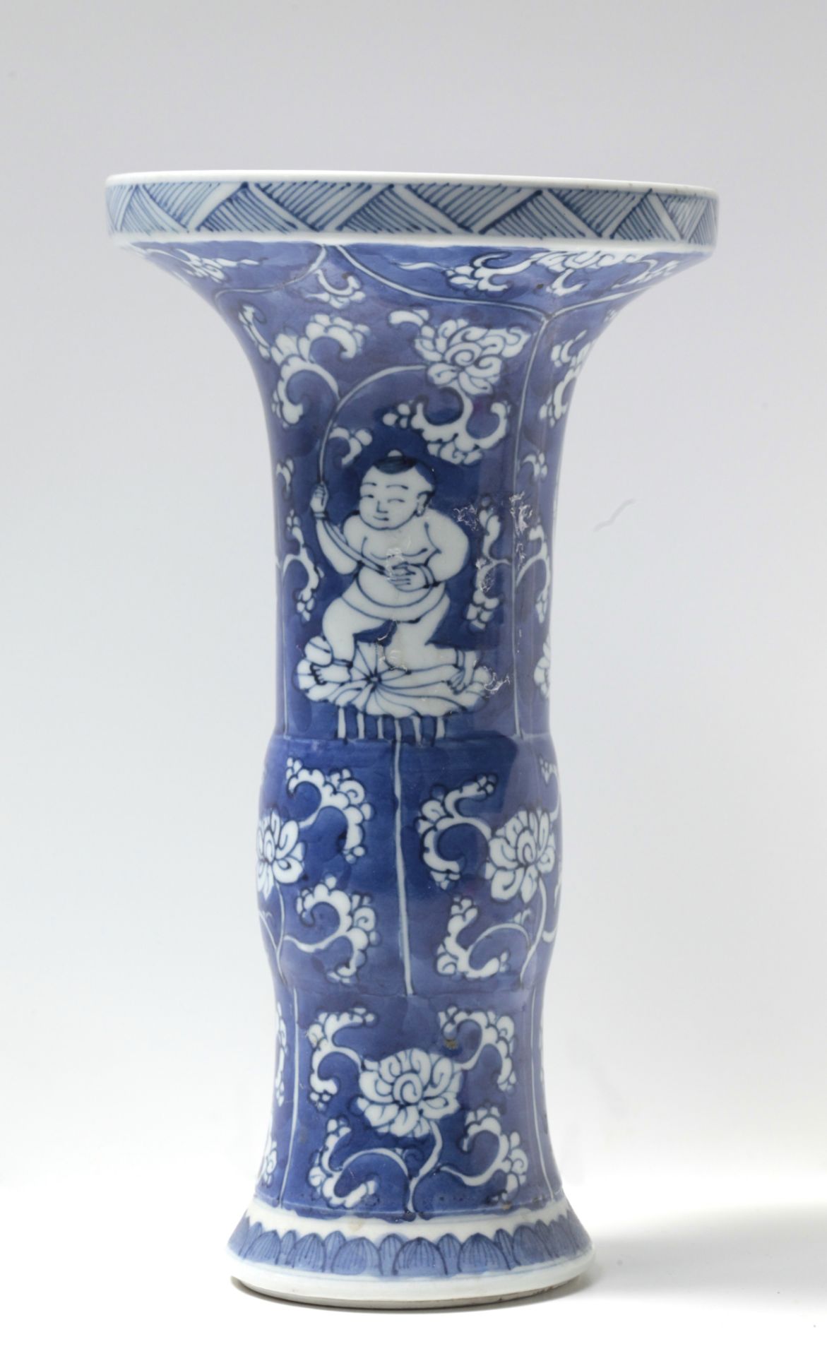 A 19th century Chinese Gu porcelain vase - Bild 2 aus 6