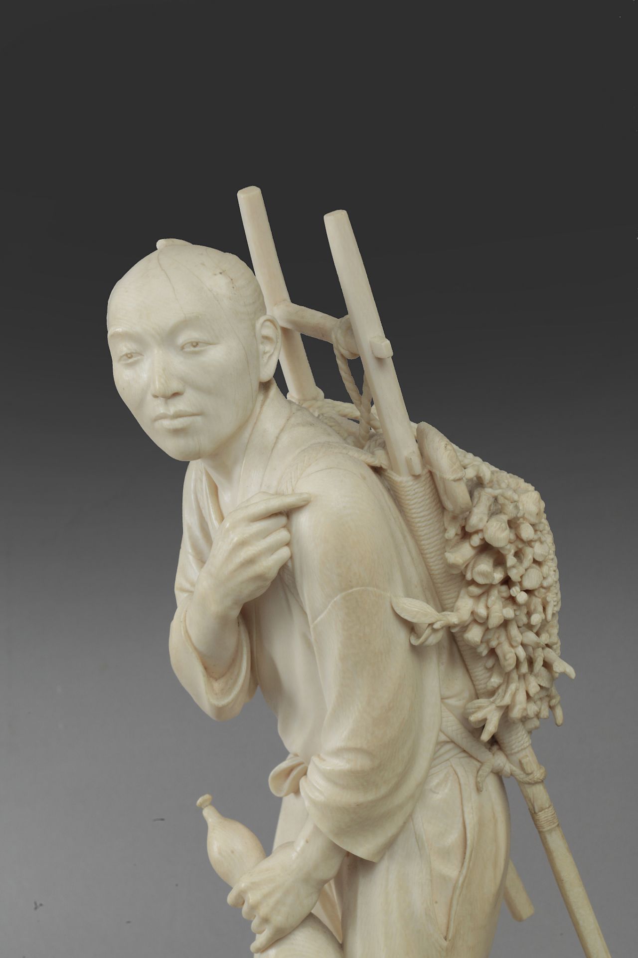 First third of 20th century Japanese school. A carved ivory okimono depicting a lumberjack - Bild 3 aus 4