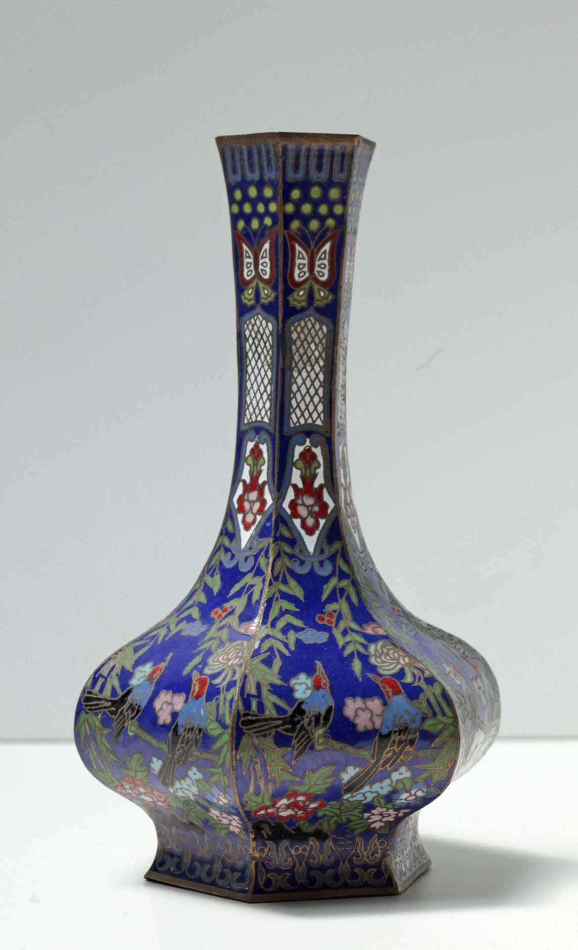 A pair of 19th century Chinese vases in copper and cloisonné enamel - Bild 2 aus 9