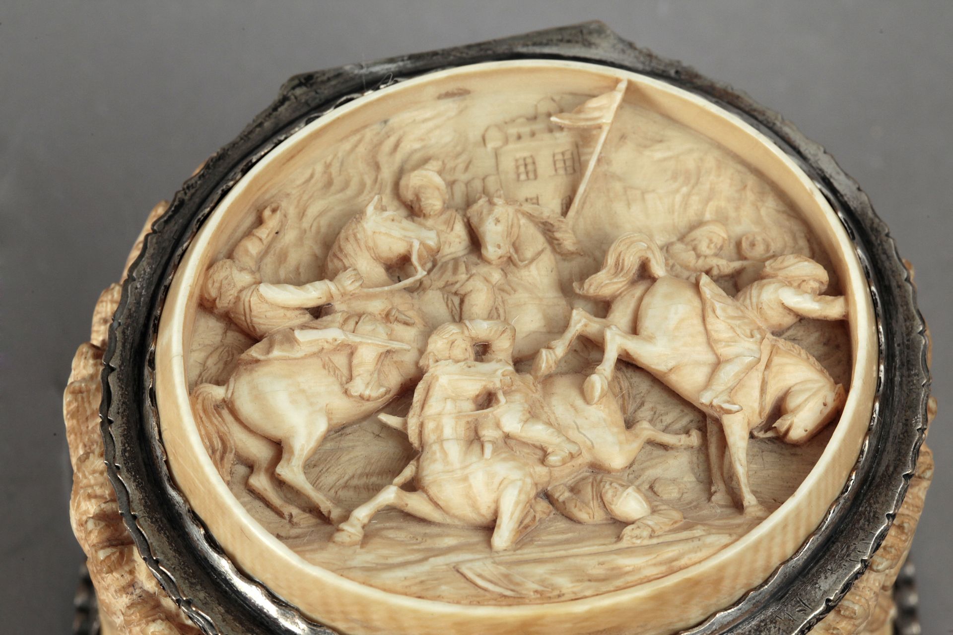 An 18th century carved ivory Dutch box - Bild 4 aus 7