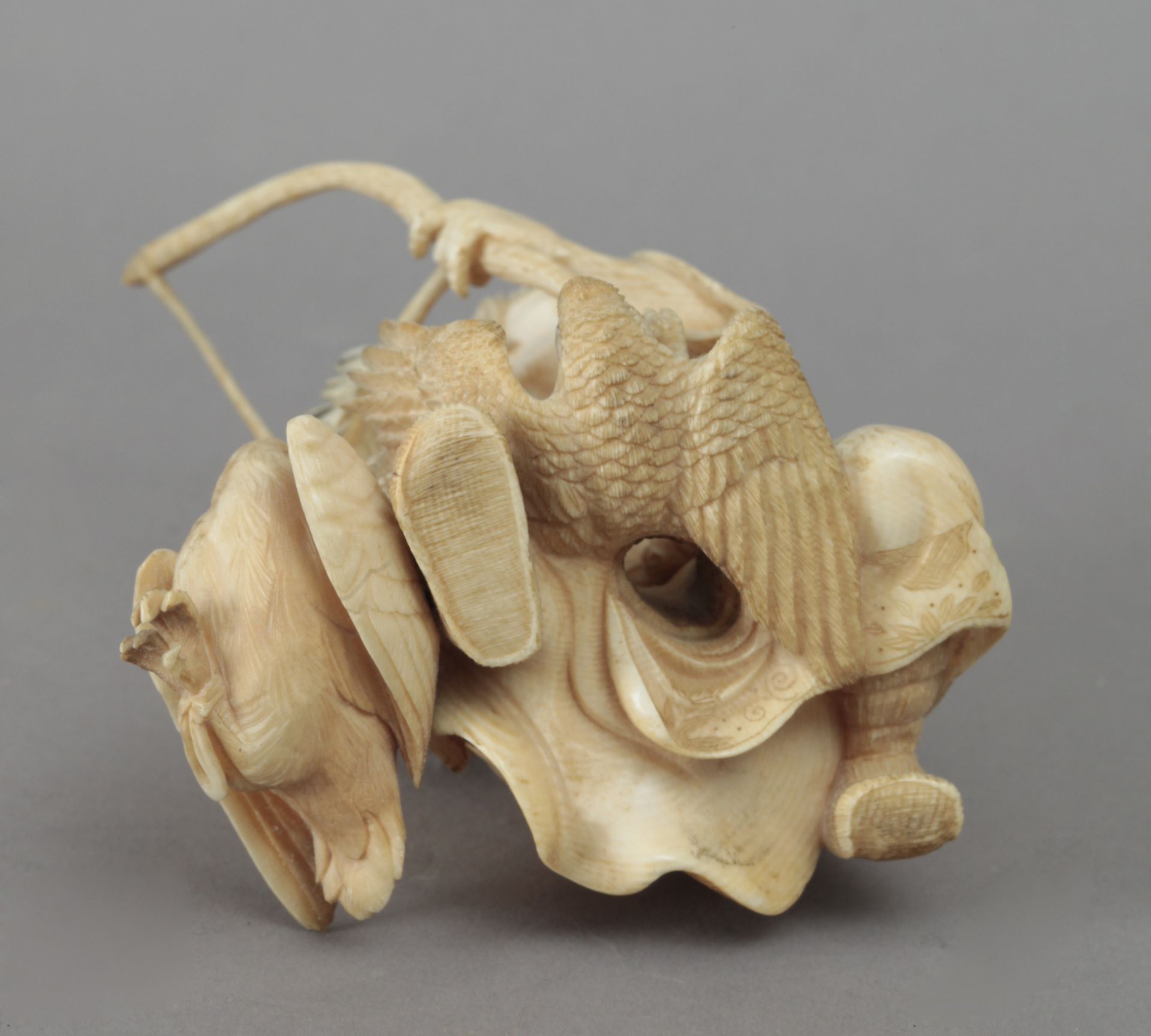 19th century Japanese school. A carved ivory okimono depicting a hunter with his arch - Bild 5 aus 5