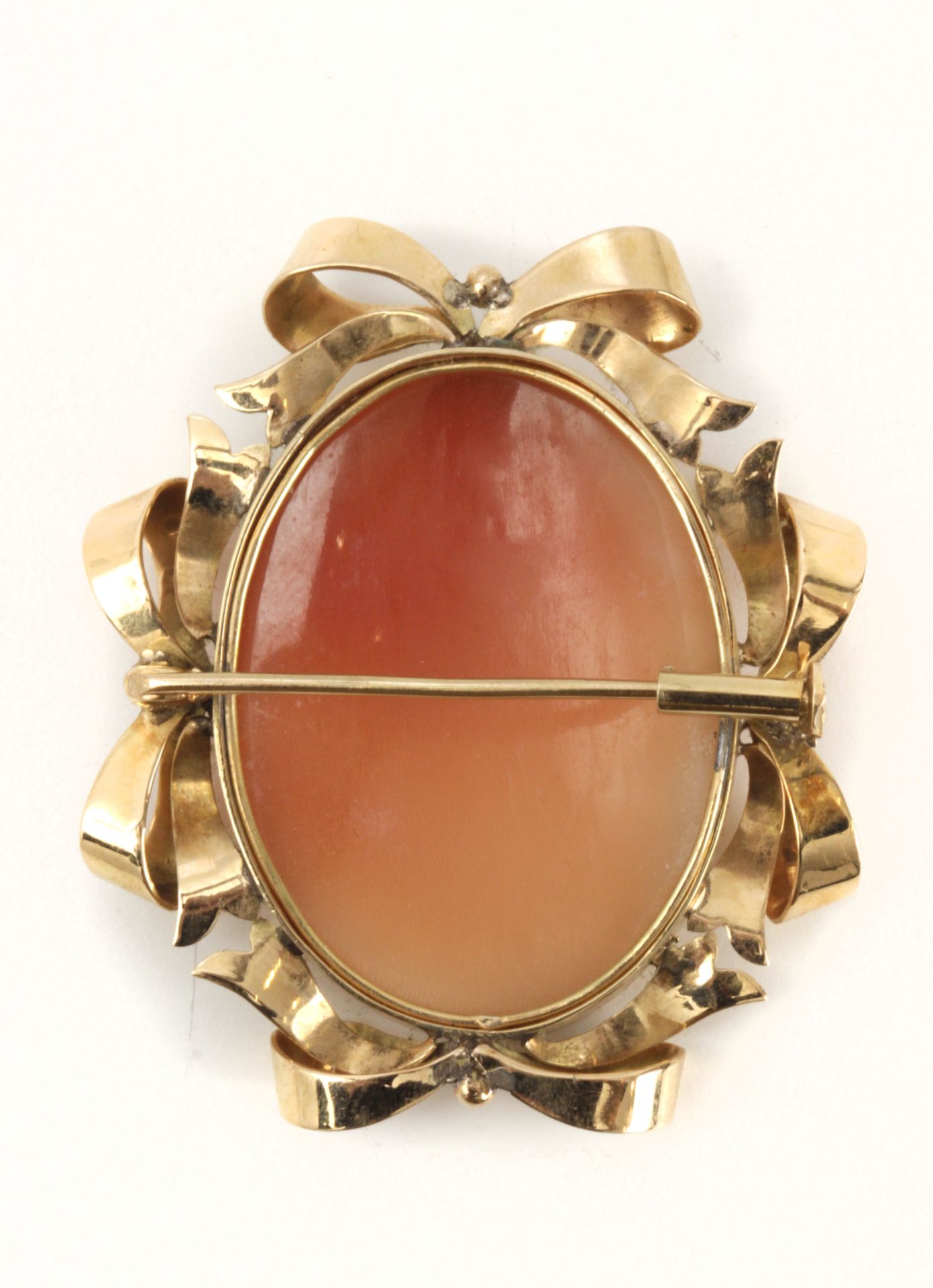 A mid 20th century cameo brooch with an 18k. yellow gold setting - Bild 2 aus 2