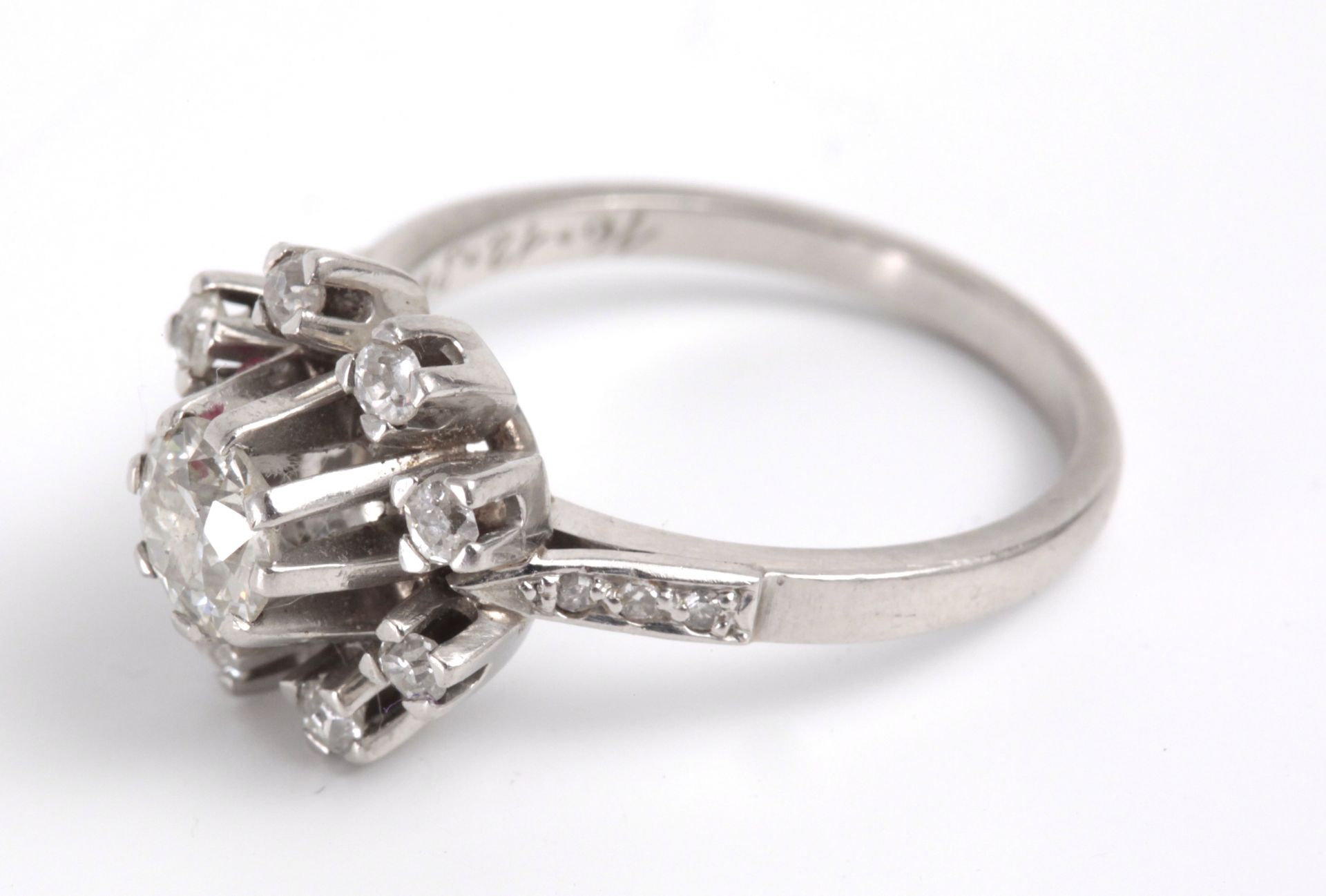 A diamond cluster ring circa 1939 with a platinum setting - Bild 2 aus 3