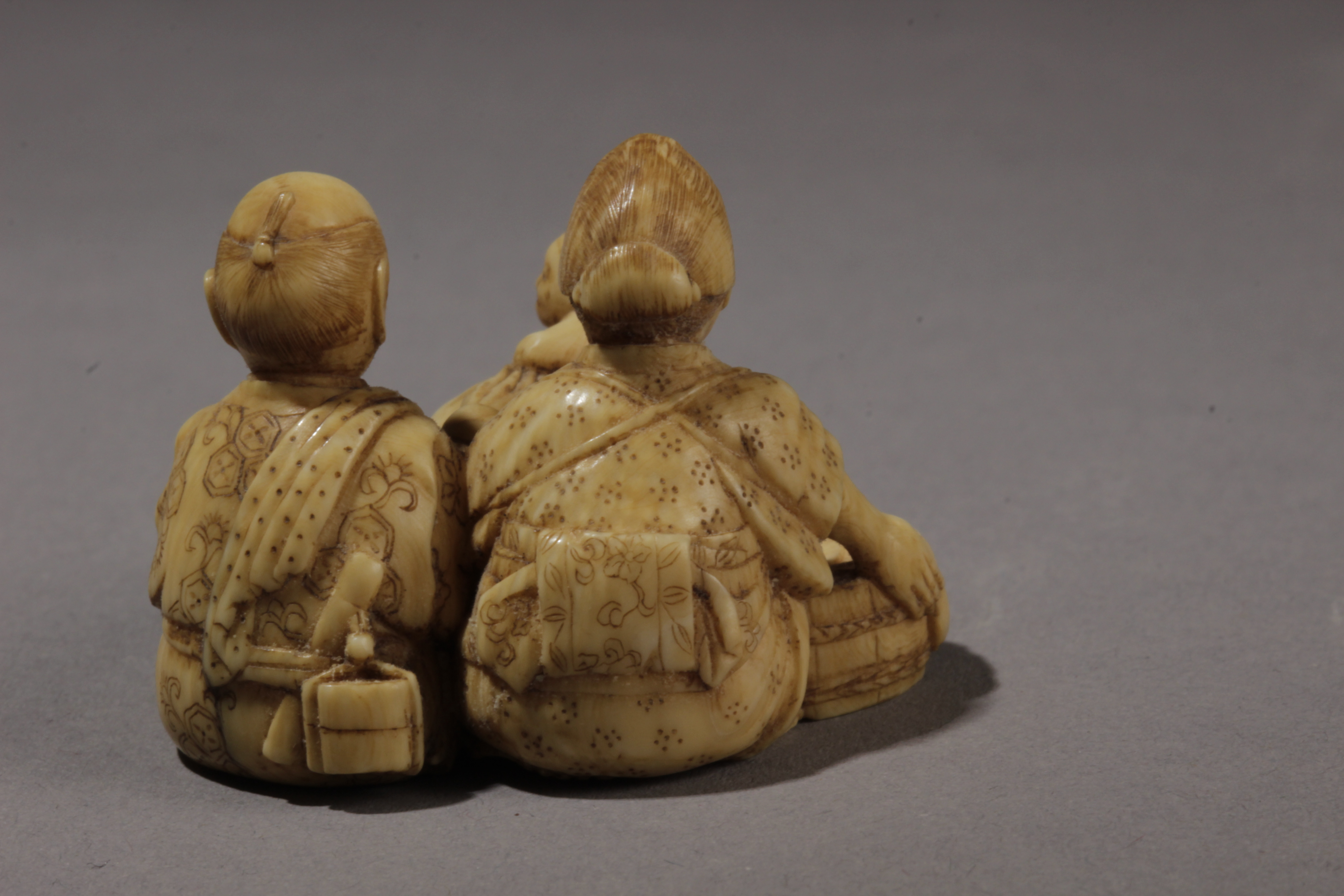 A late 19th century Japanese netsuke - Image 3 of 5