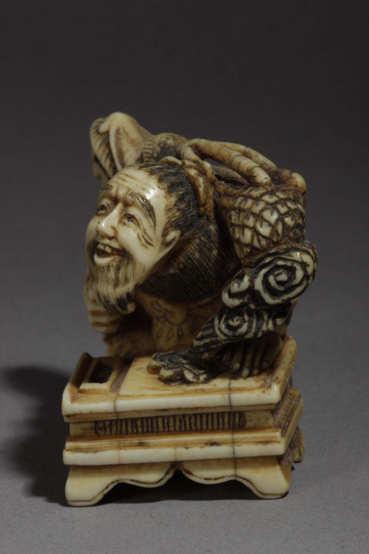 A 19th century Japanese netsuke - Bild 2 aus 6